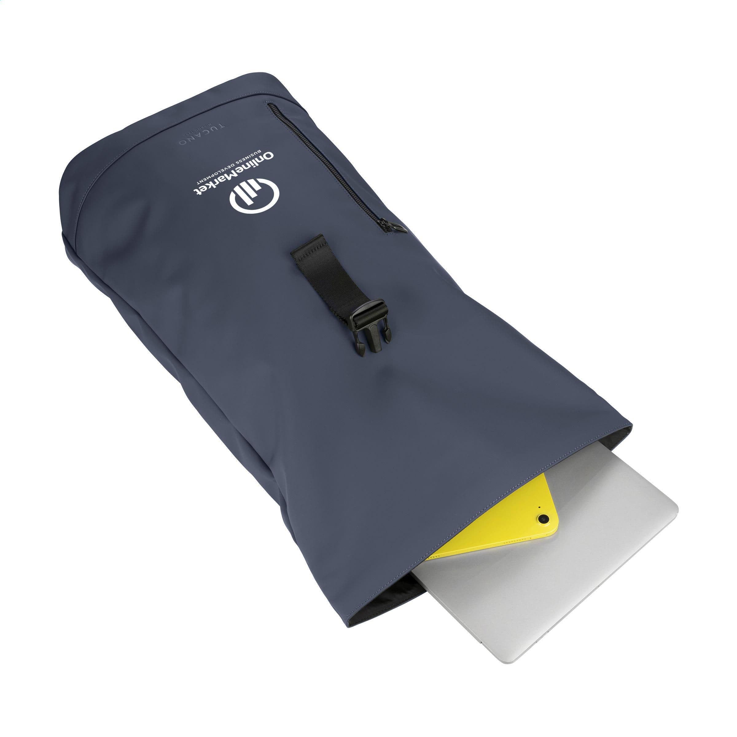 Bagage cabine Tucano Gommo Rolltop 15,6 inch en situation