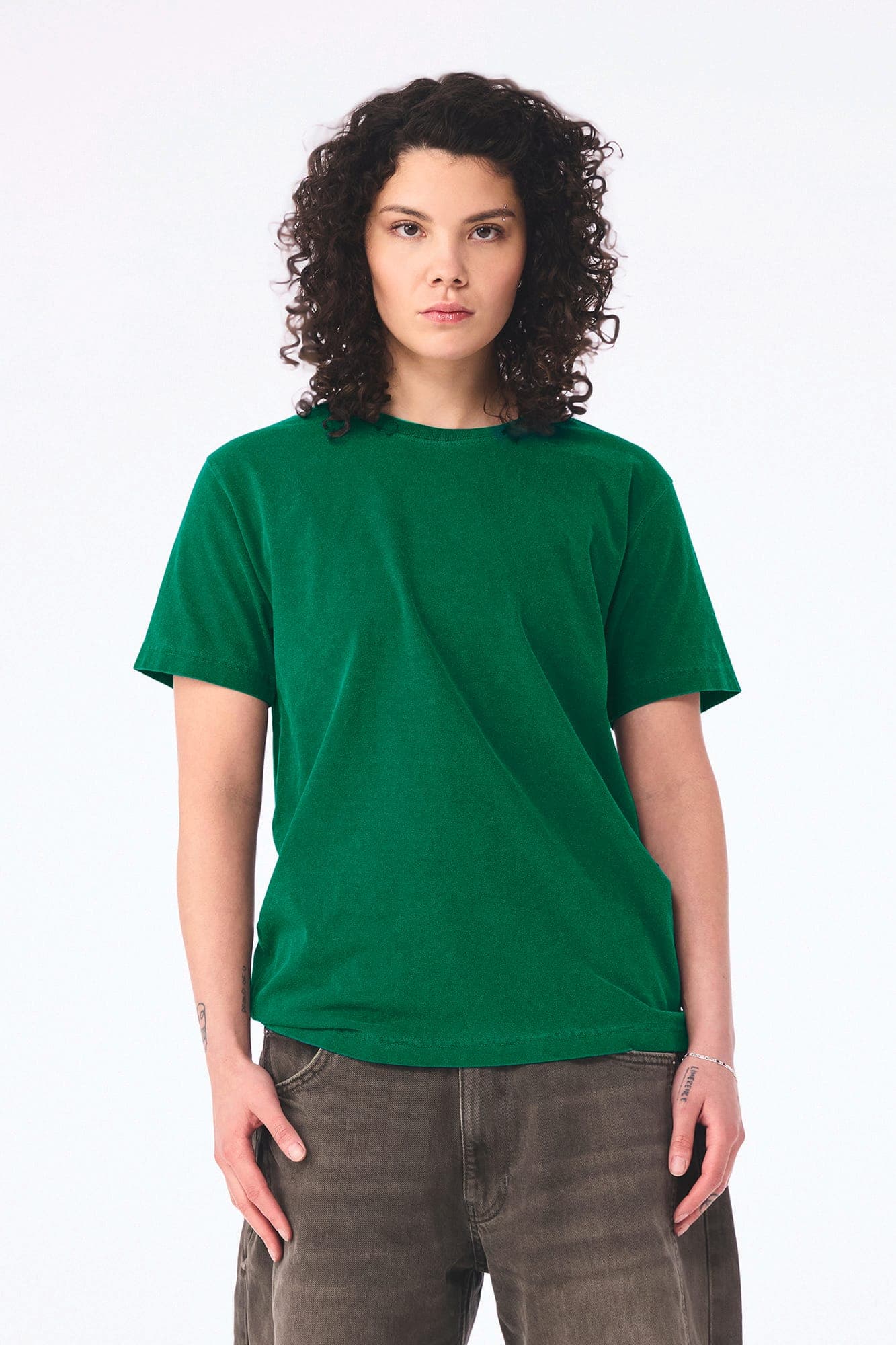 T-shirt délavé épais unisexe en situation
