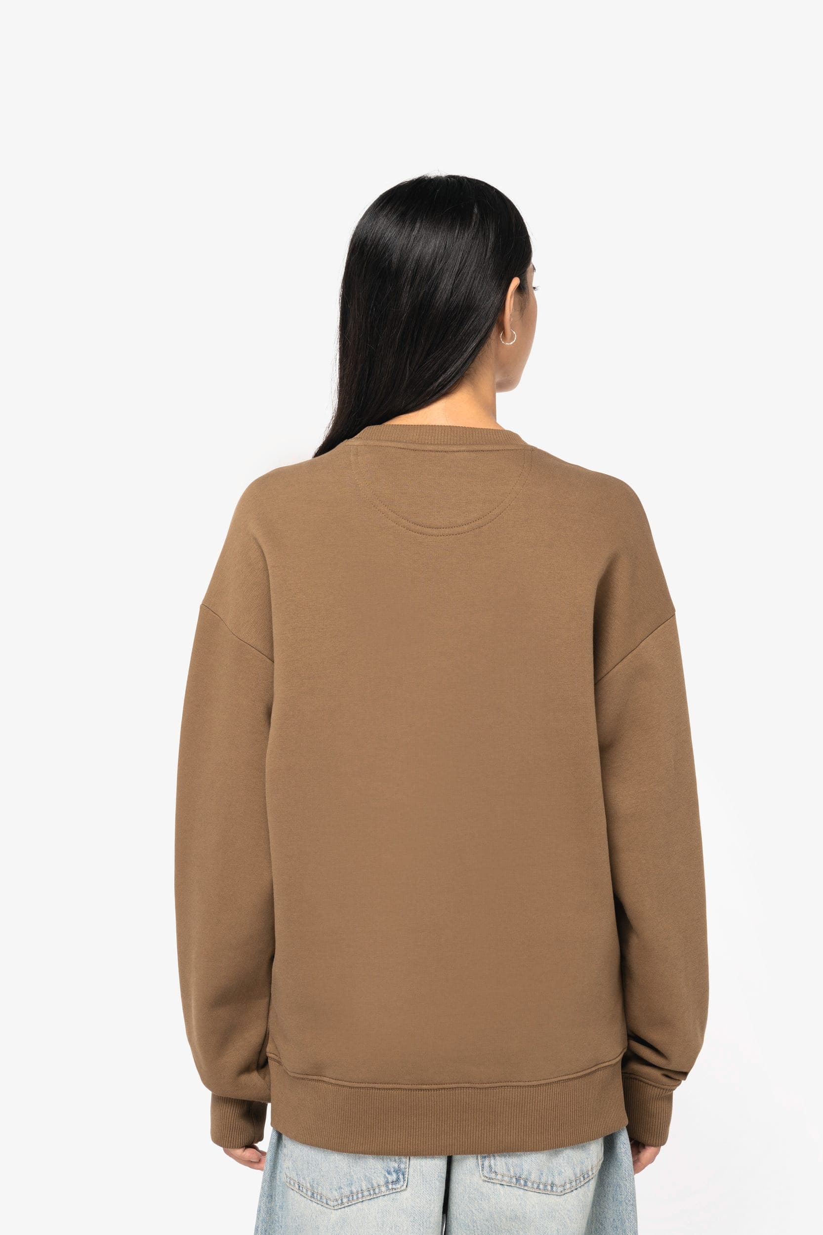 Sweat-shirt écoresponsable à col rond oversize unisexe en situation