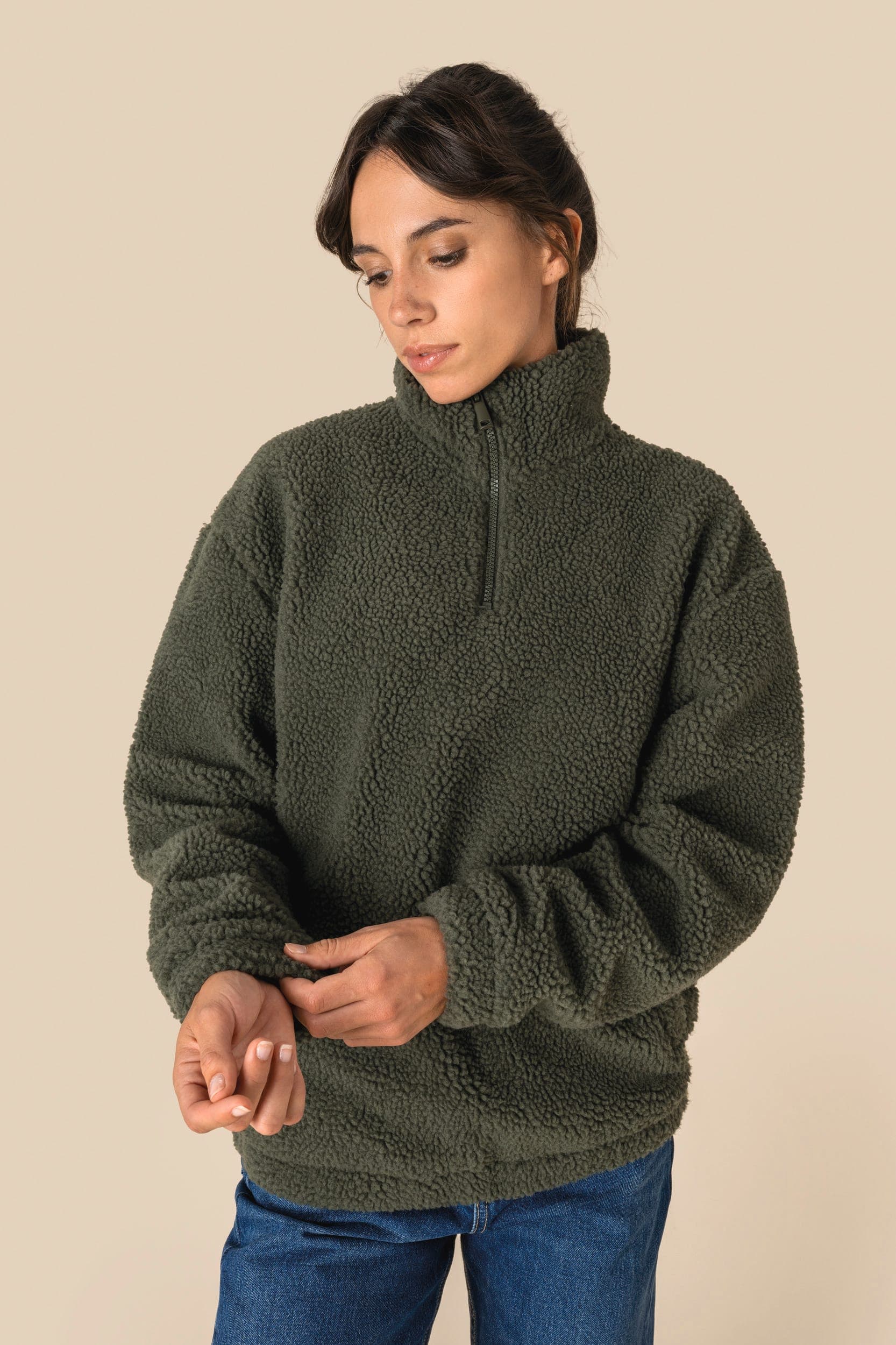 Sweat-shirt 1/4 zip à épaules tombantes en sherpa unisexe en situation
