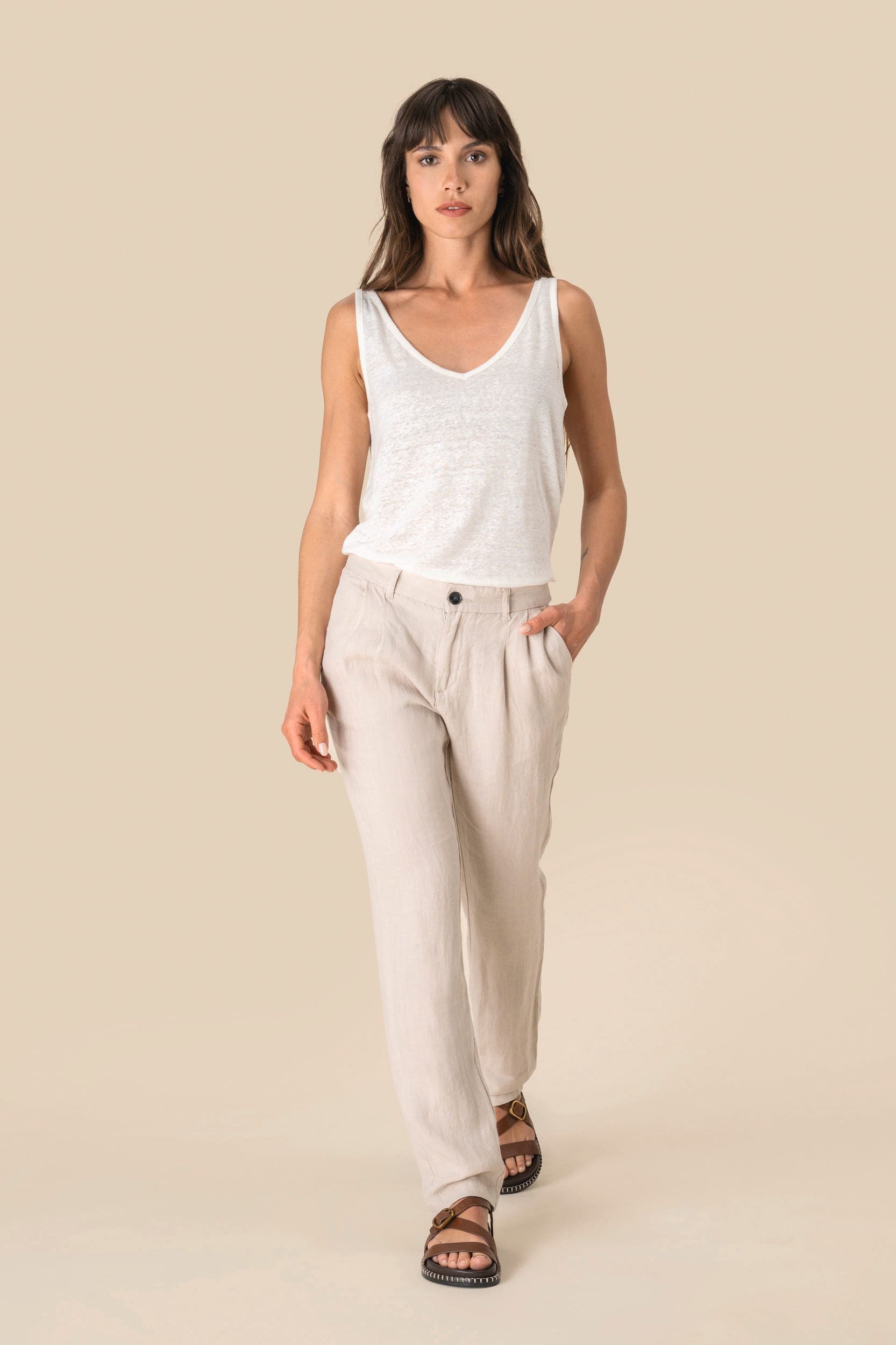 Pantalon en lin femme en situation