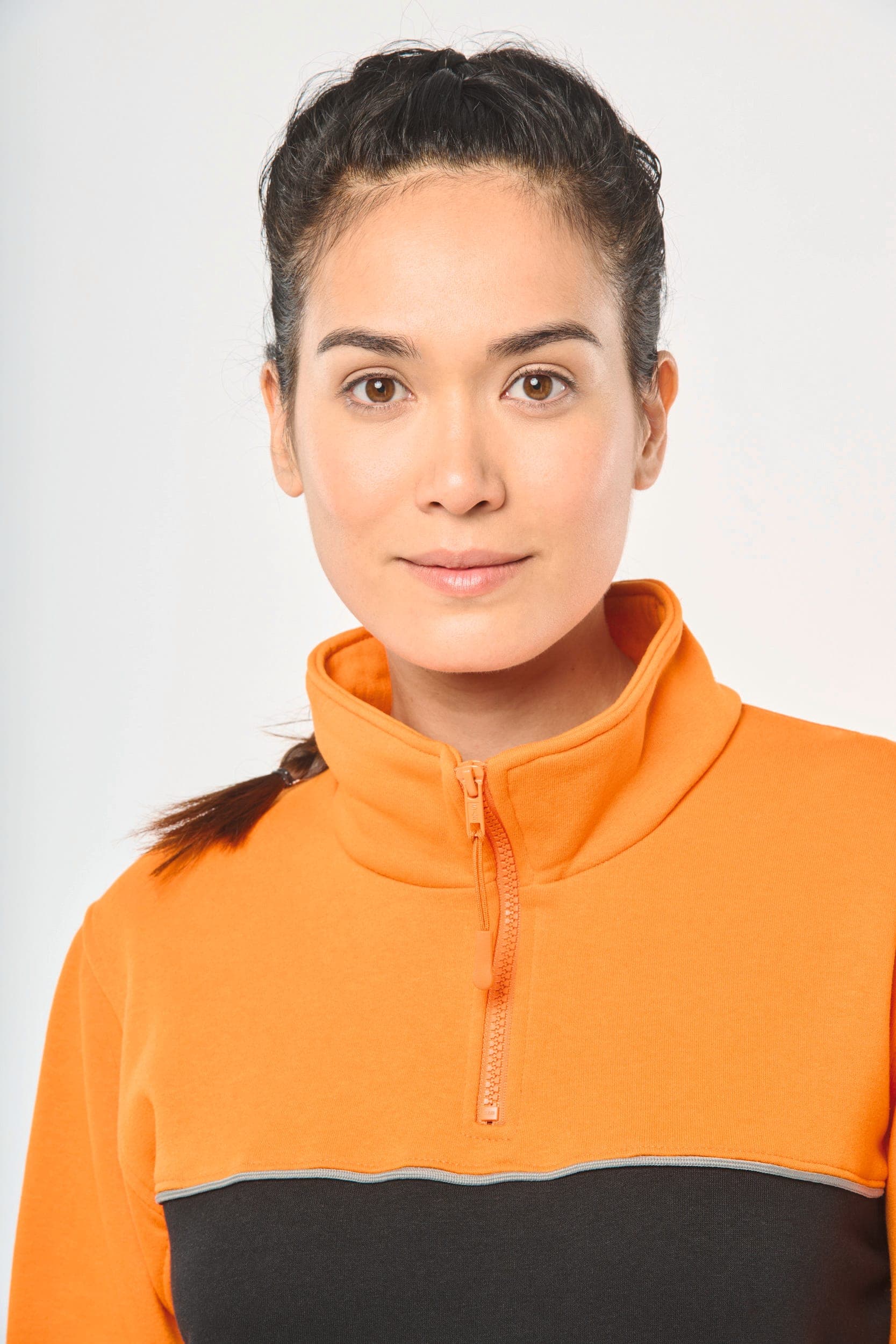 Sweat-shirt écoresponsable col zippé unisexe en situation
