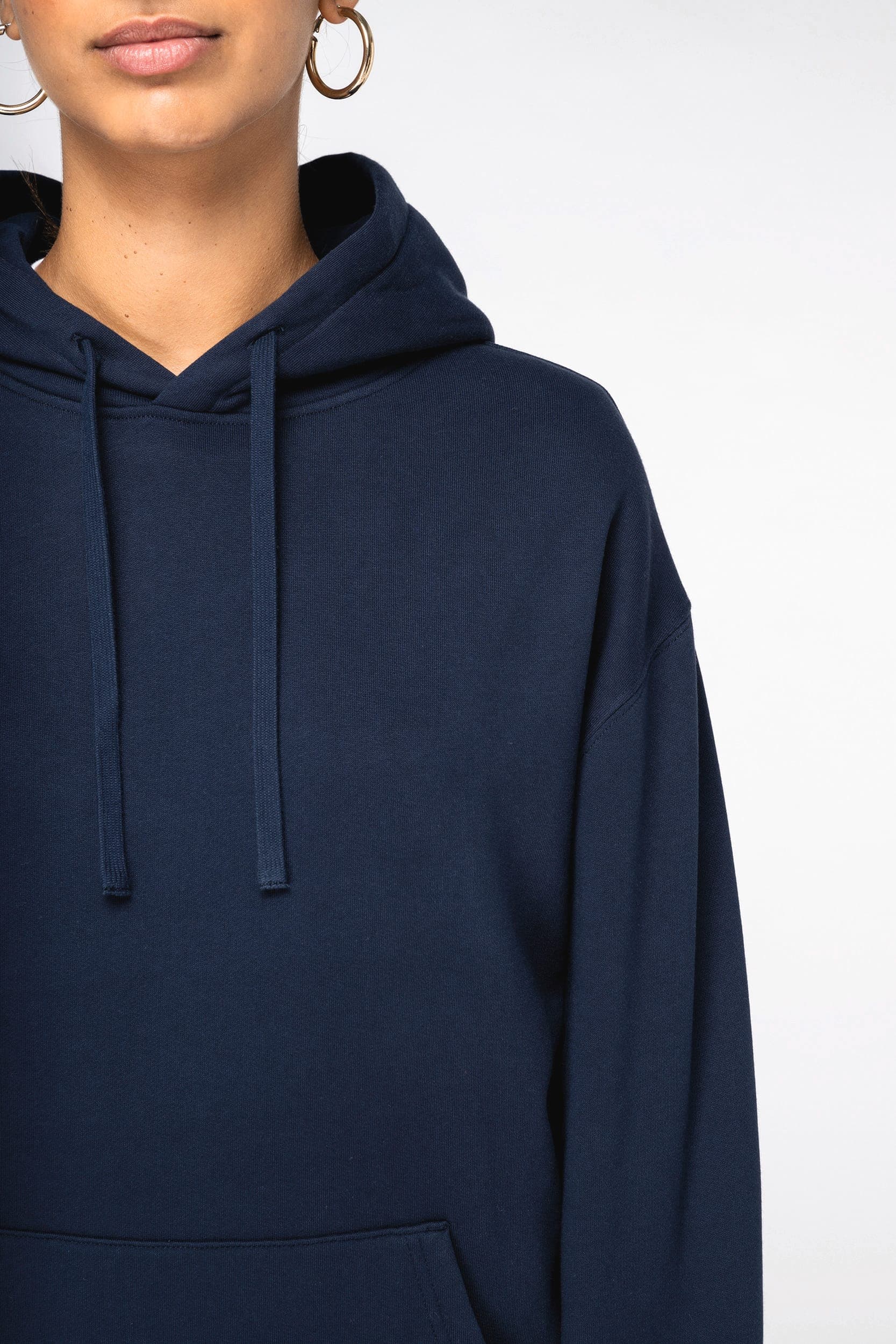Sweat-shirt écoresponsable à capuche à épaules tombantes molleton gratté unisexe en situation