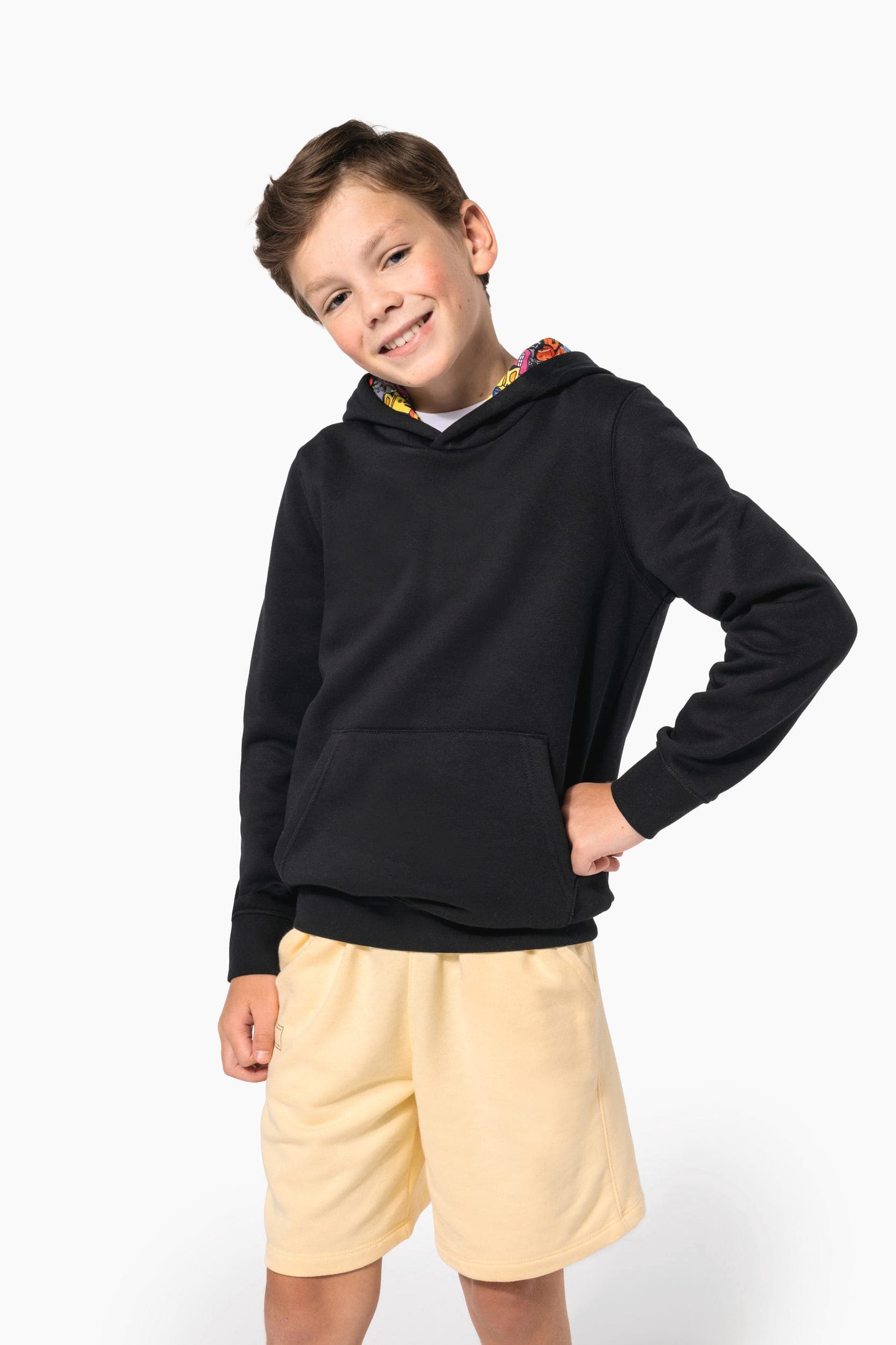 Sweat-shirt à capuche contrastée à motifs enfant unisexe en situation