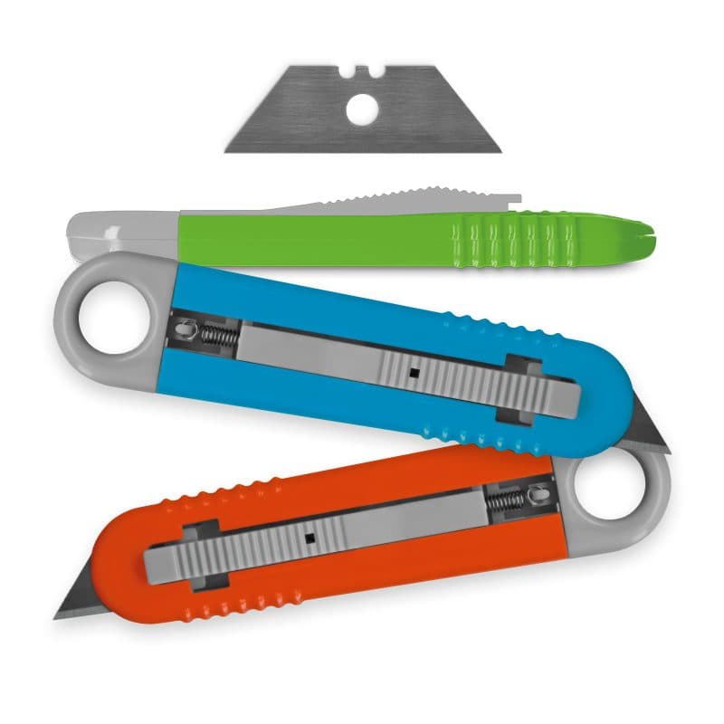 CUTTER PLASTIQUE A LAME AUTORETRACTABLE en situation