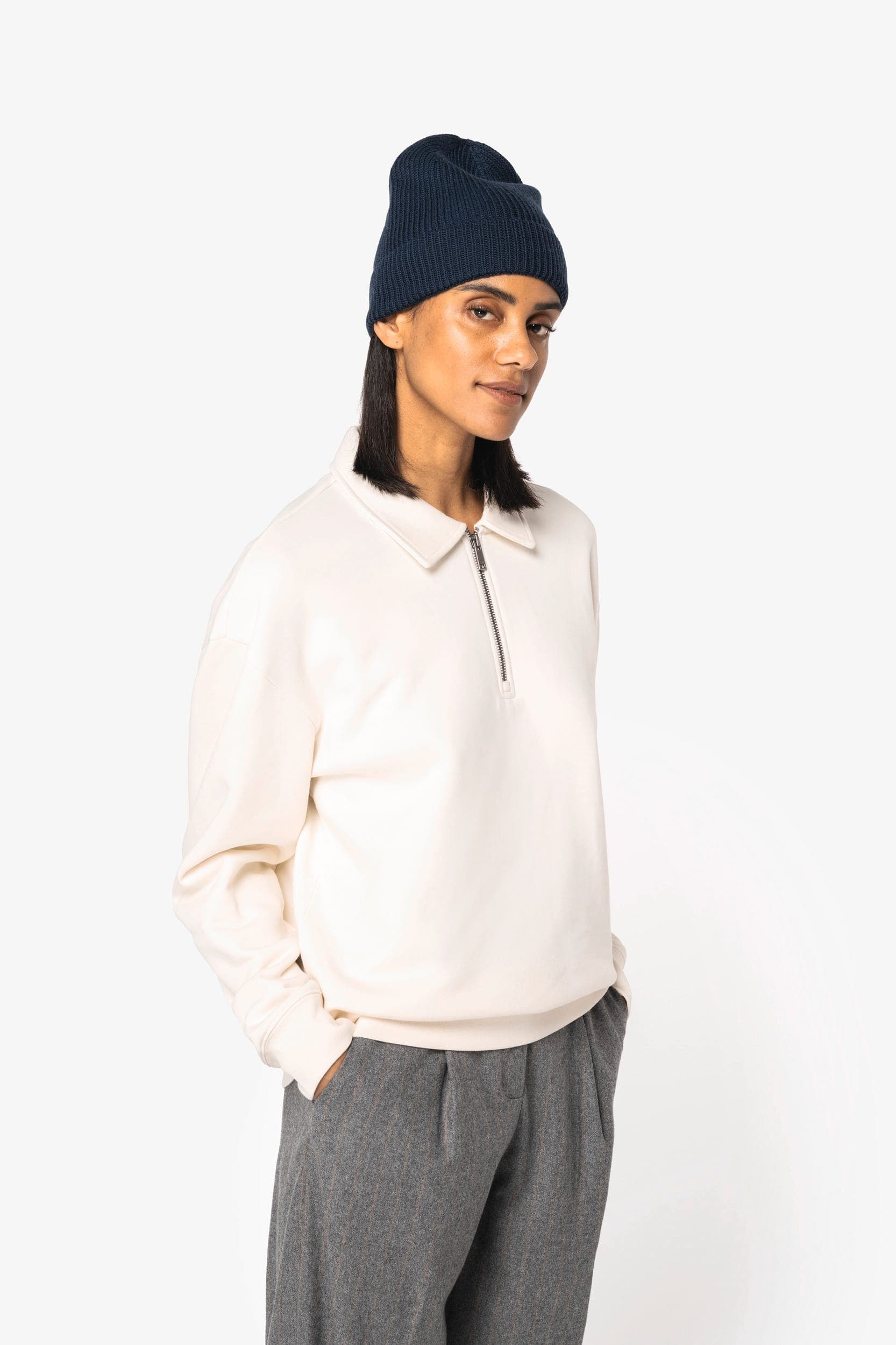 Sweat-shirt écoresponsable quart zip col polo à épaules tombantes unisexe en situation