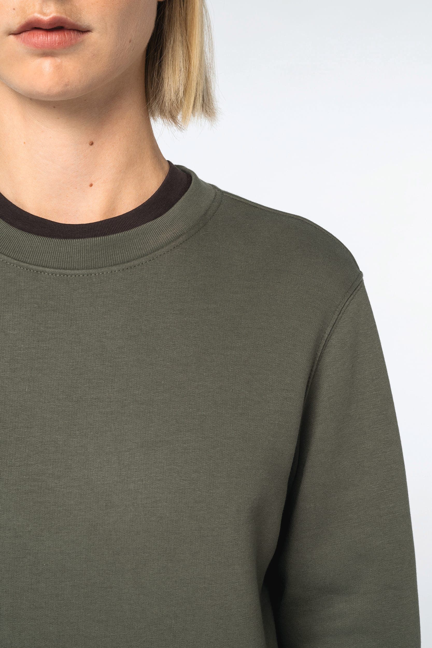 Sweat-shirt écoresponsable à col rond unisexe en situation
