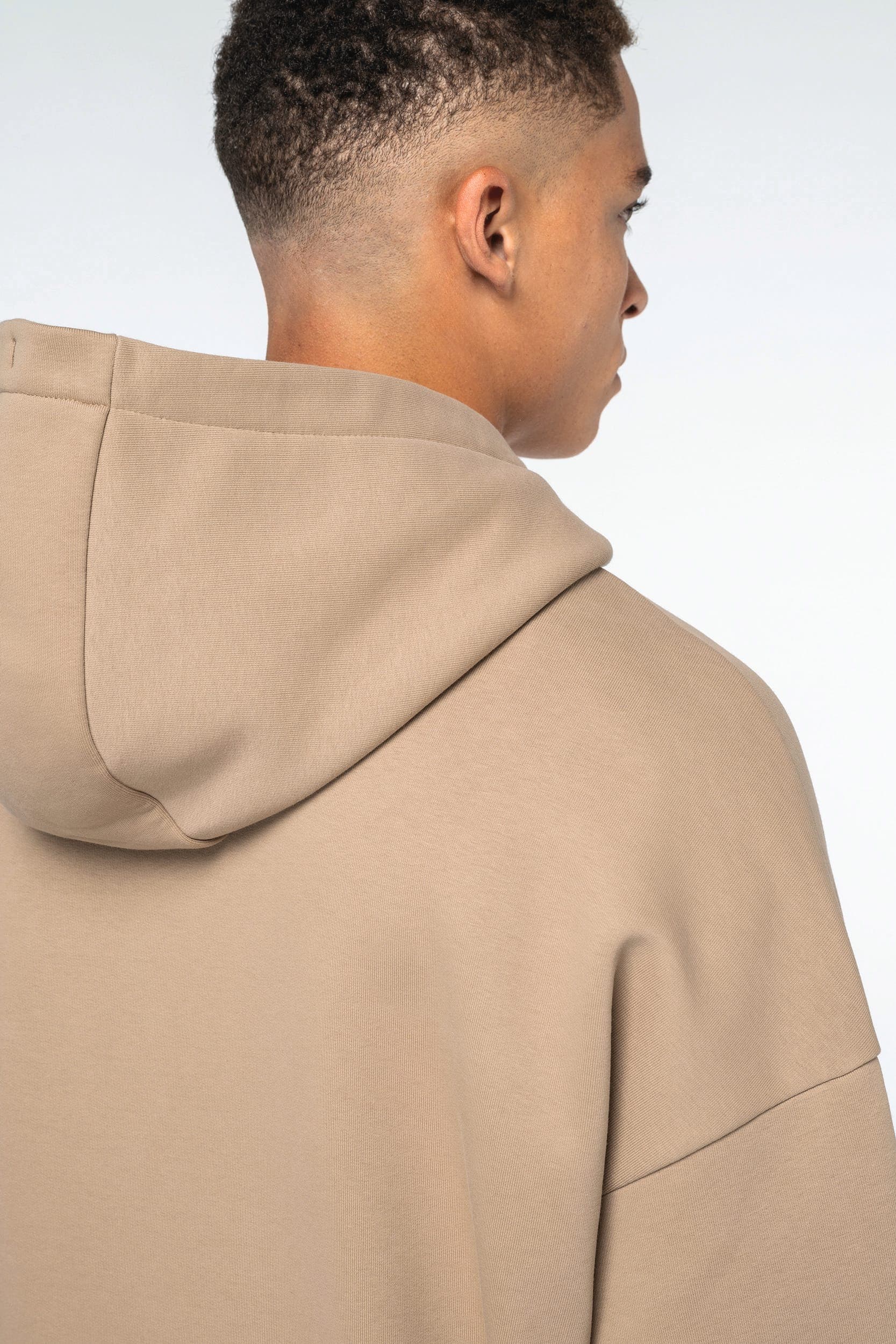 Sweat-shirt écoresponsable à capuche oversize unisexe en situation