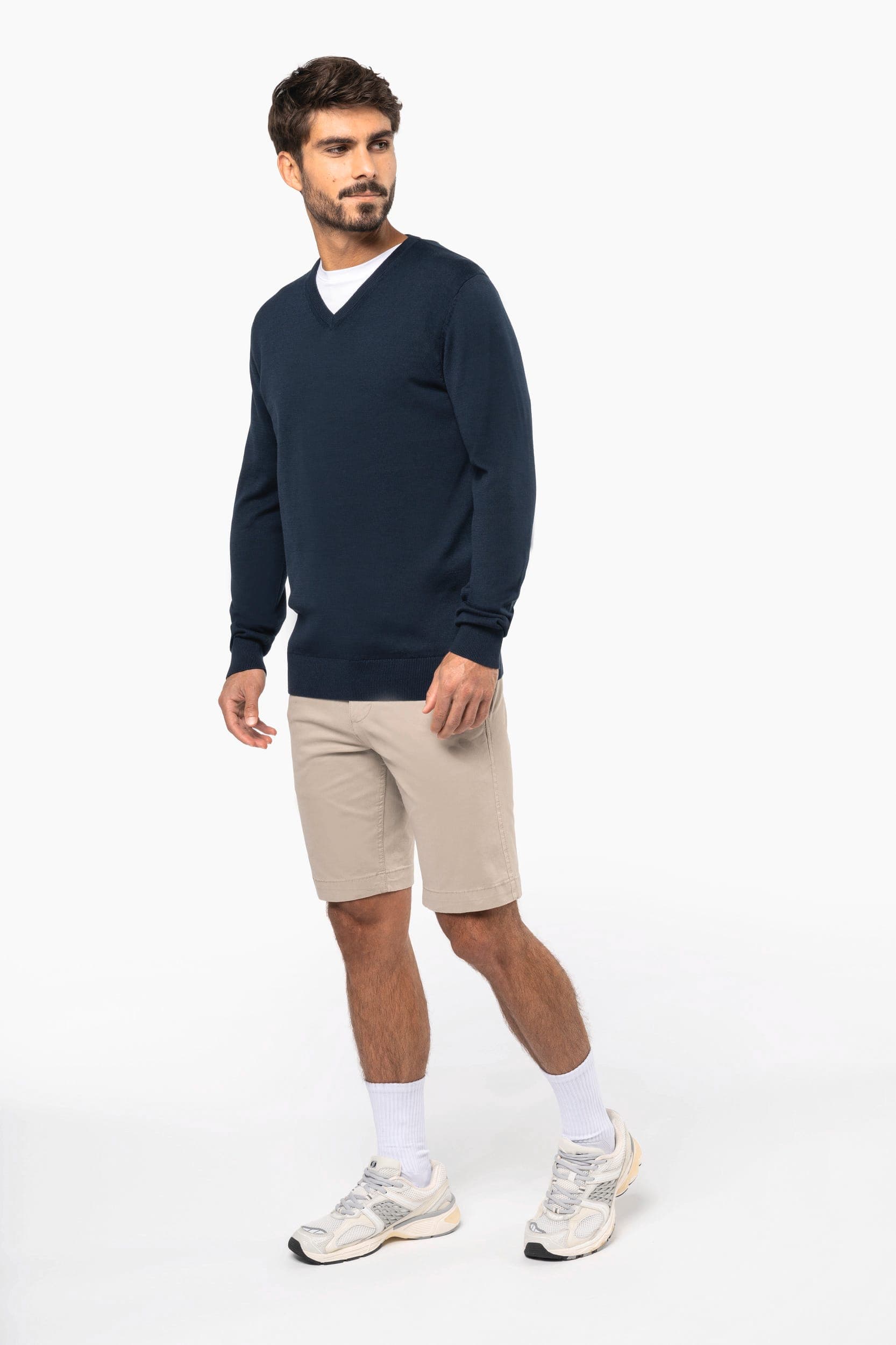 Pull col en V écoresponsable homme en situation