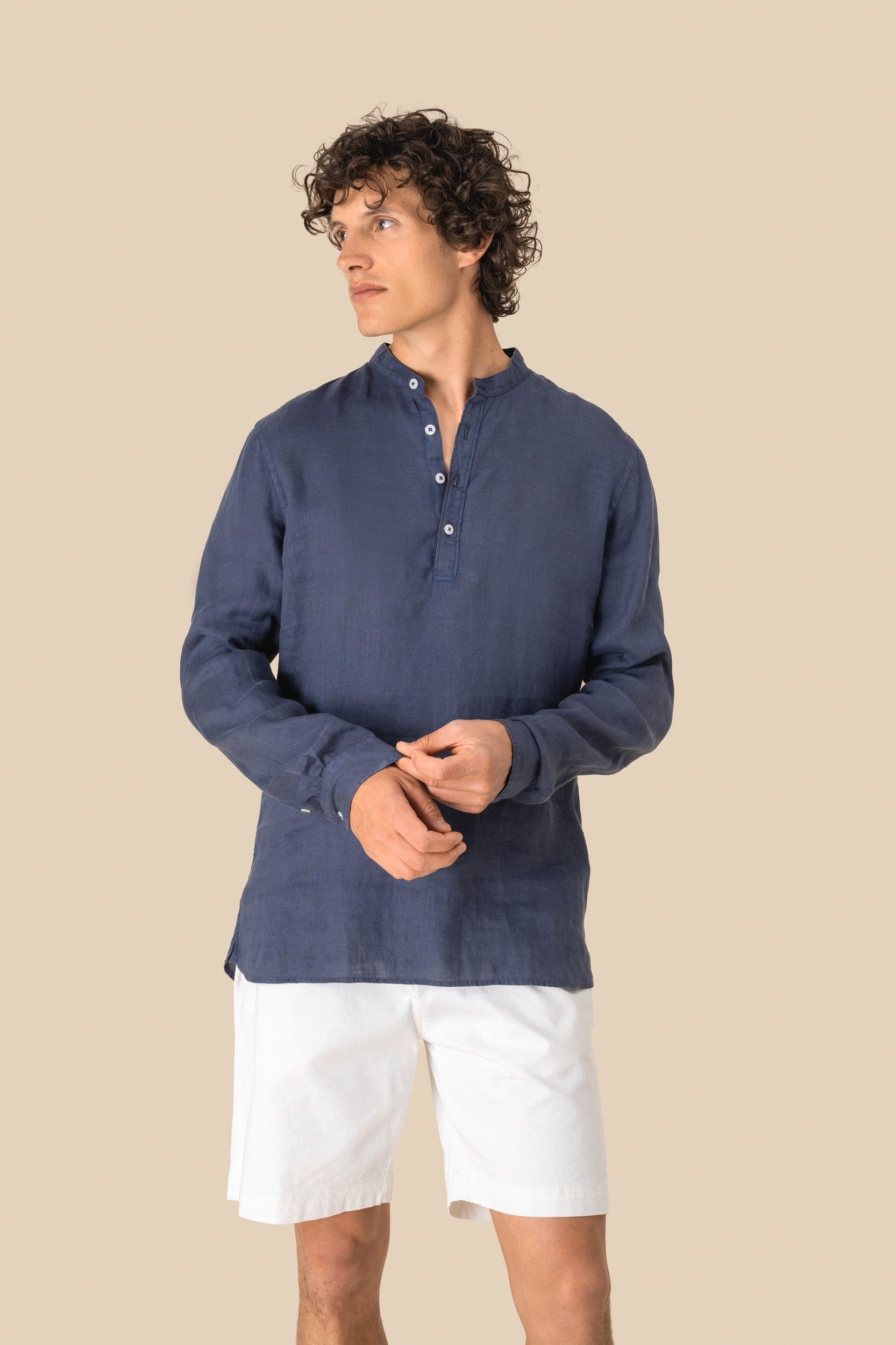 Chemise à col Mao délavée  en lin homme en situation