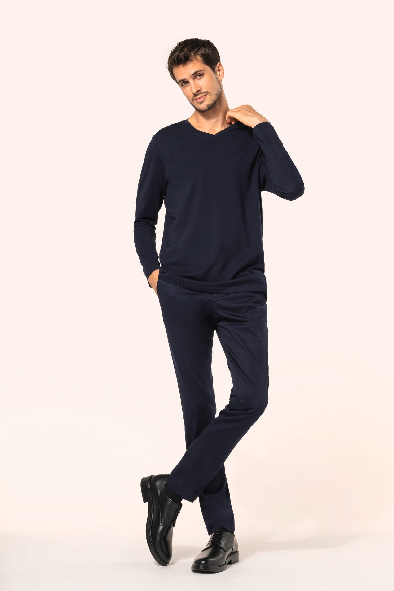 T-shirt Supima® col V manches longues homme en situation