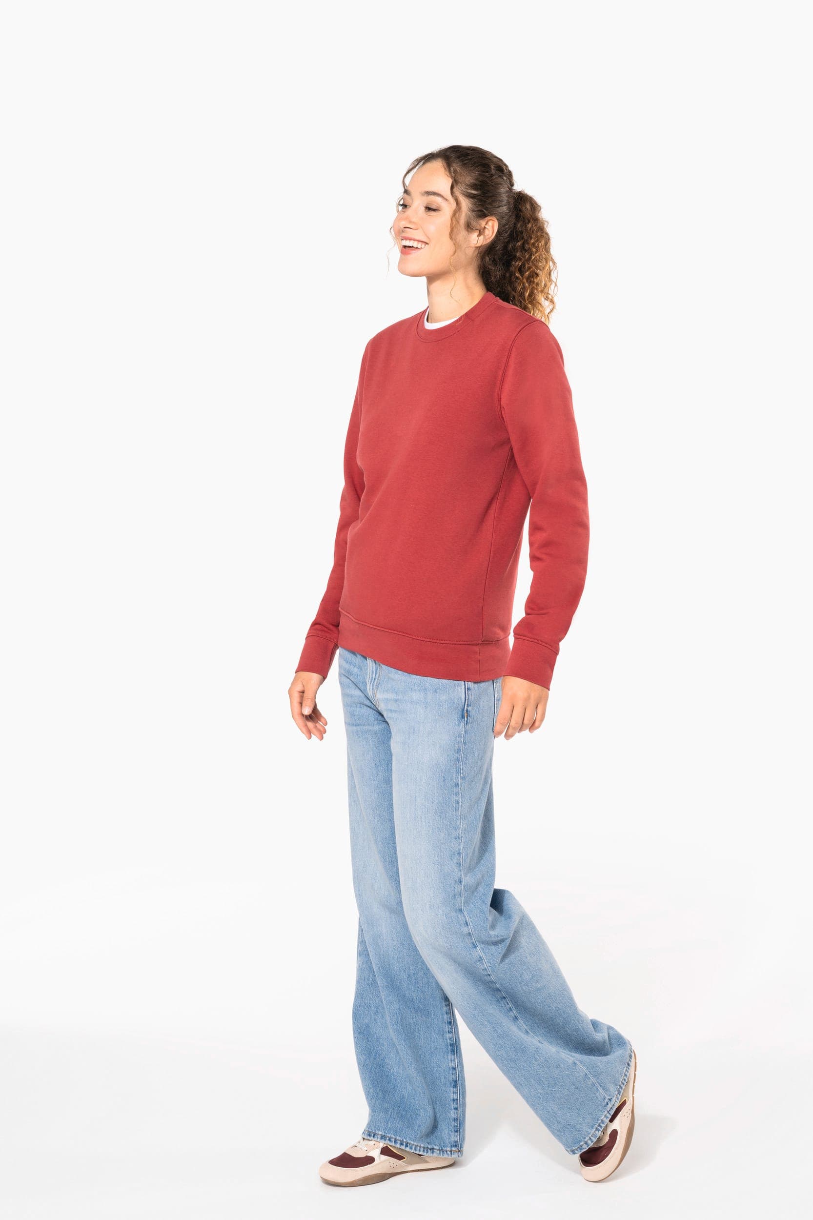 Sweat-shirt écoresponsable col rond unisexe en situation