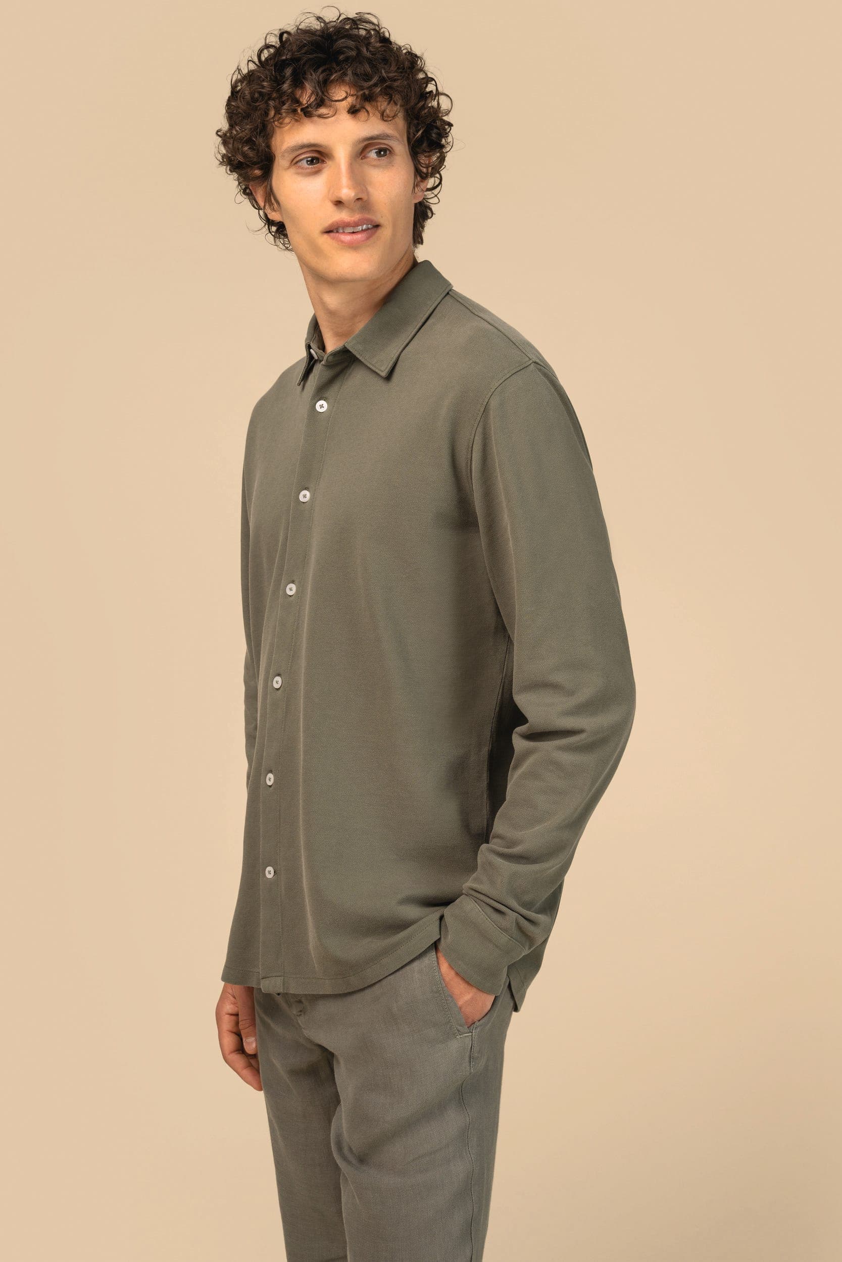 Chemise écoresponsable délavée en maille piquée homme en situation