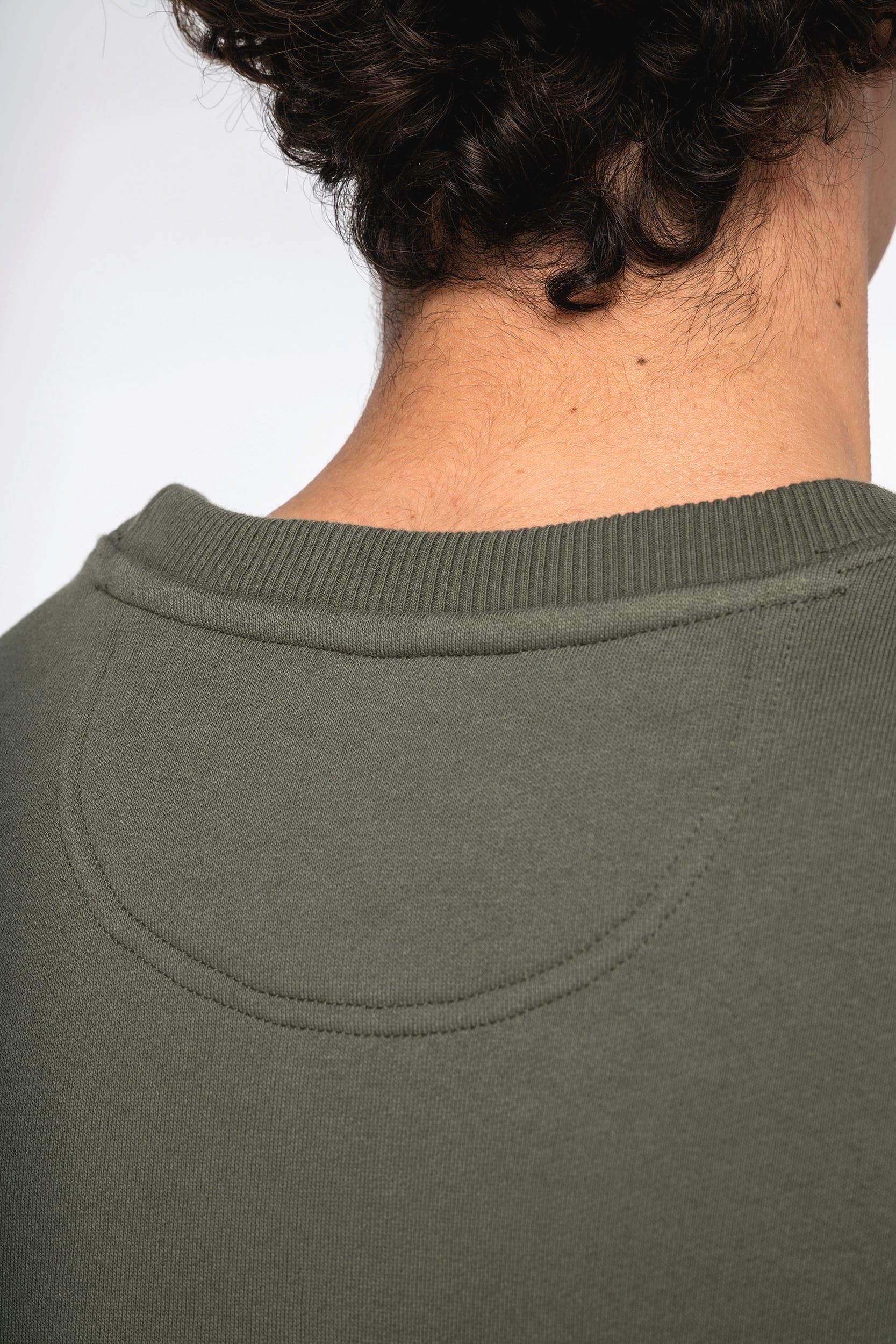 Sweat-shirt écoresponsable à col rond oversize unisexe en situation