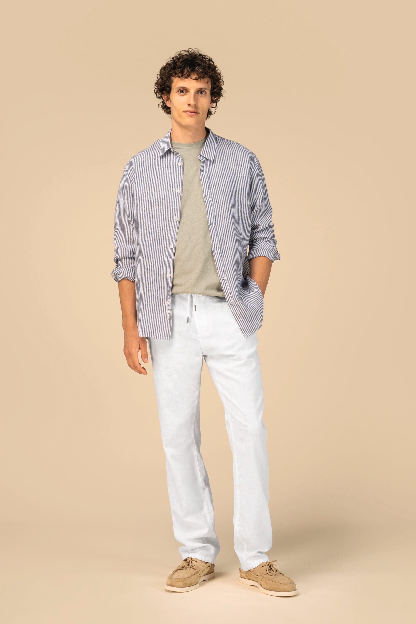 Pantalon écoresponsable en lin et coton bio homme en situation