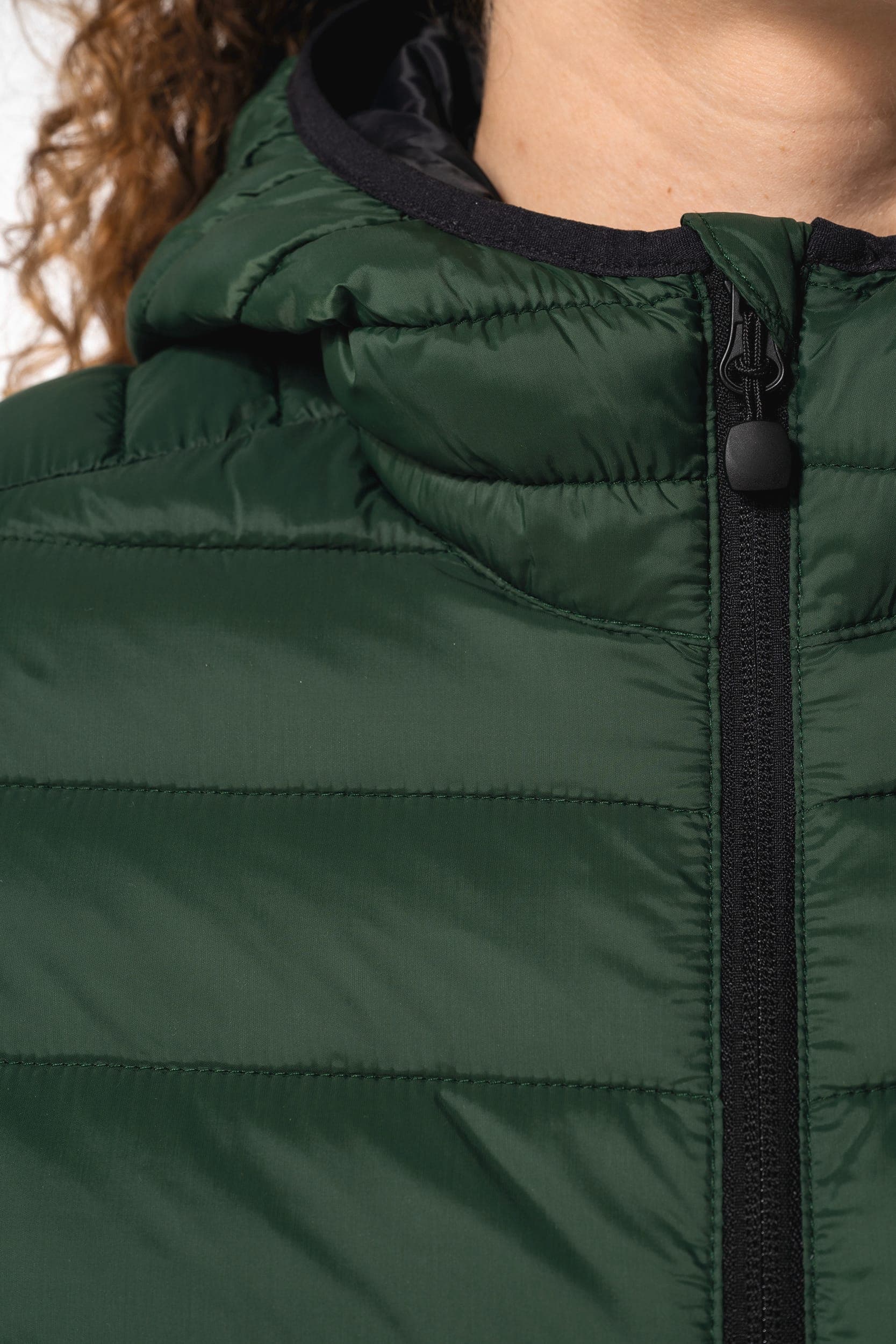Doudoune légère capuche femme en situation