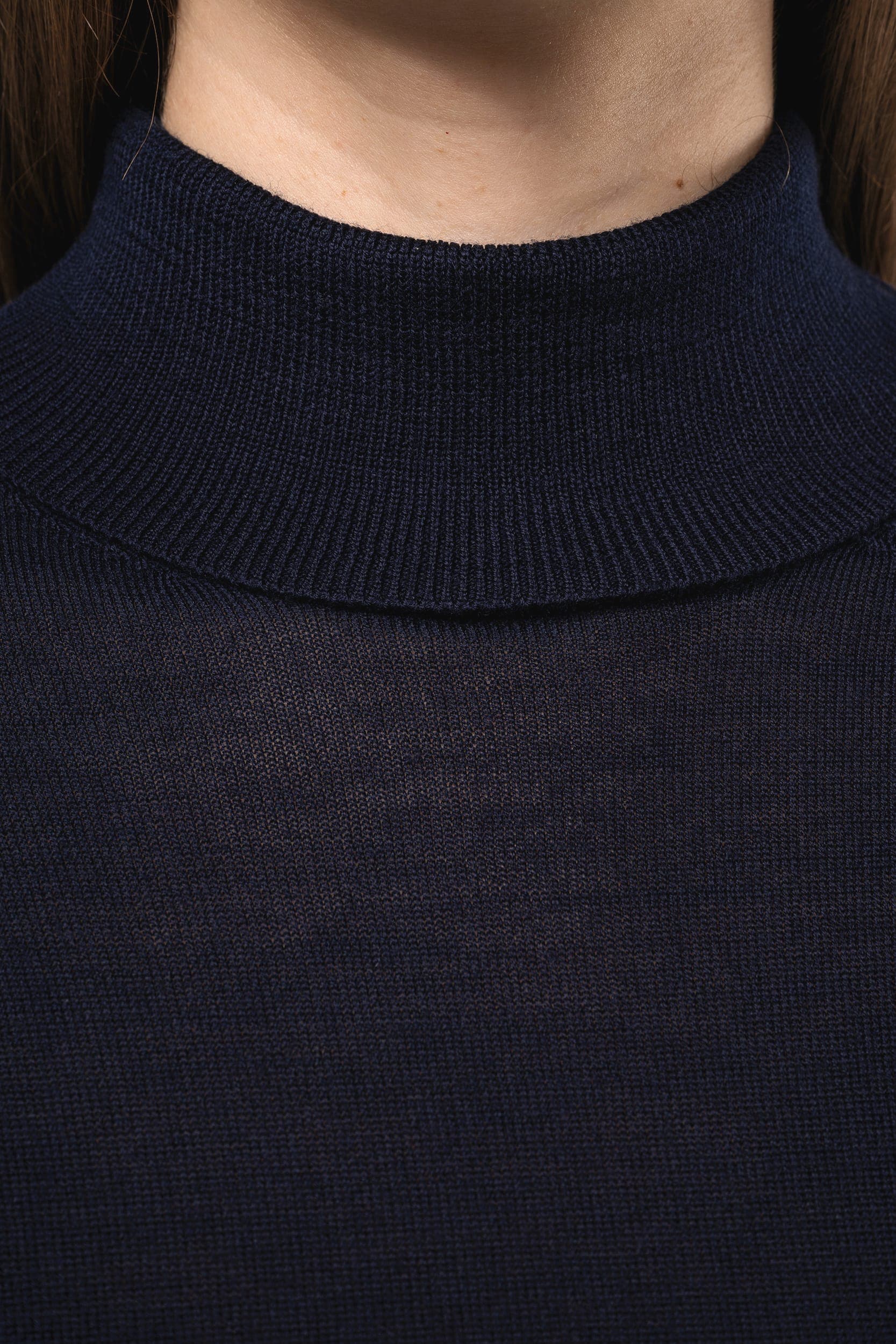 Pull Mérinos col roulé femme en situation