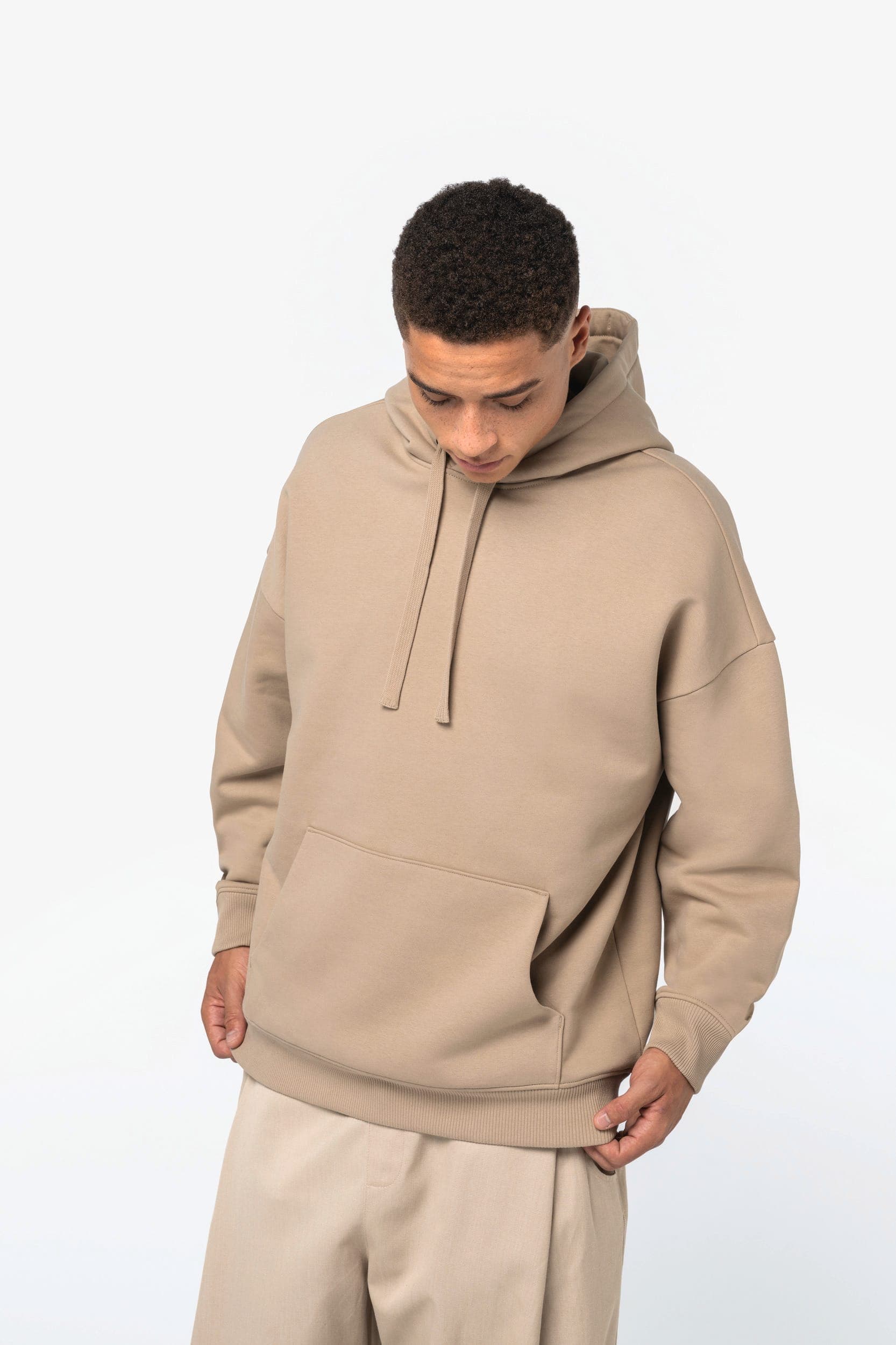 Sweat-shirt écoresponsable à capuche oversize unisexe en situation
