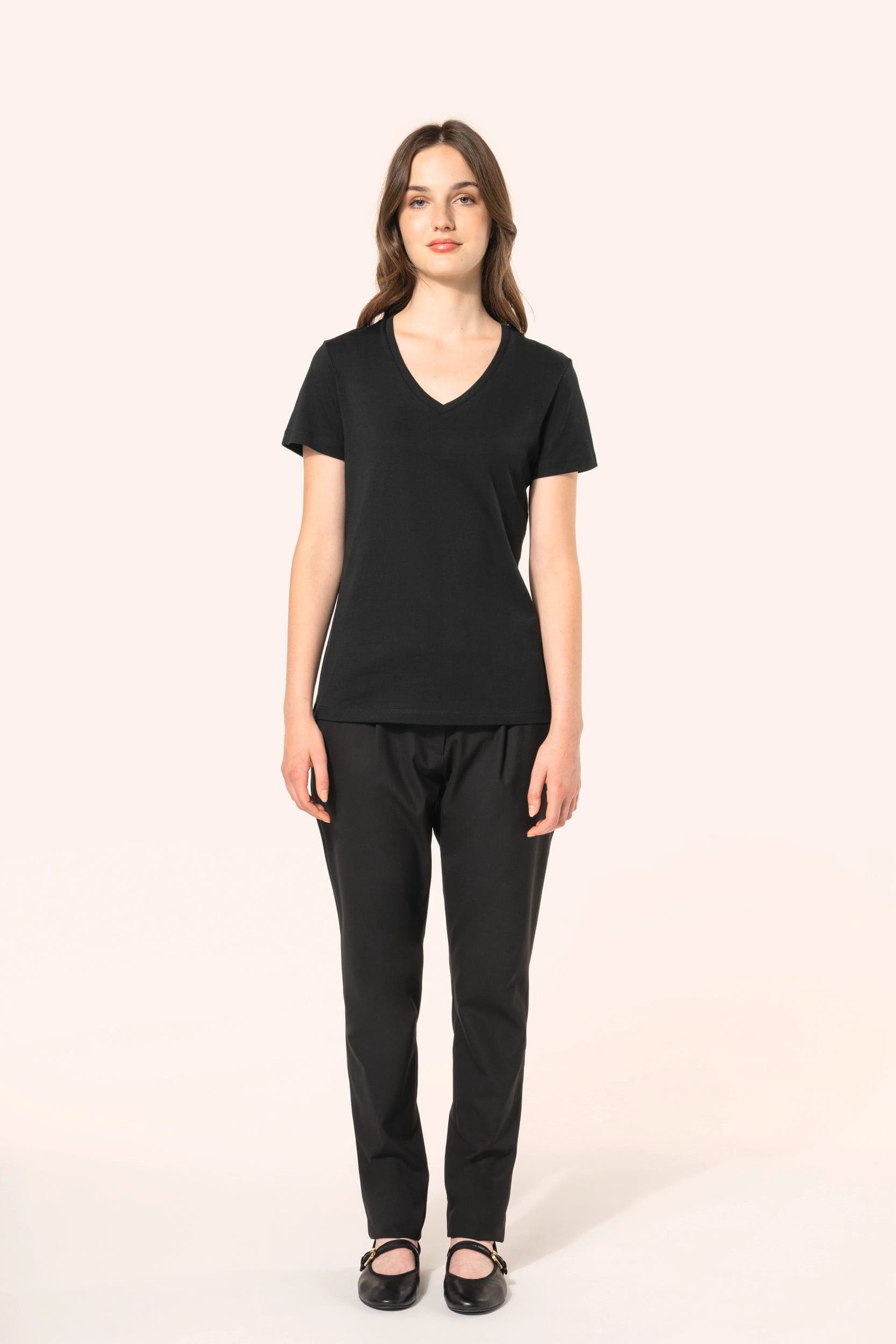 T-shirt Supima® col V manches courtes femme en situation