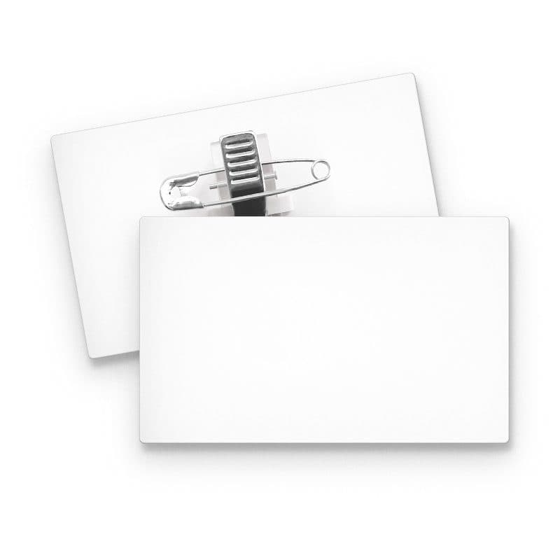 BADGE PLASTIQUE (PS) RECTANGLE 70x43 mm AVEC PINCE EPINGLE en situation
