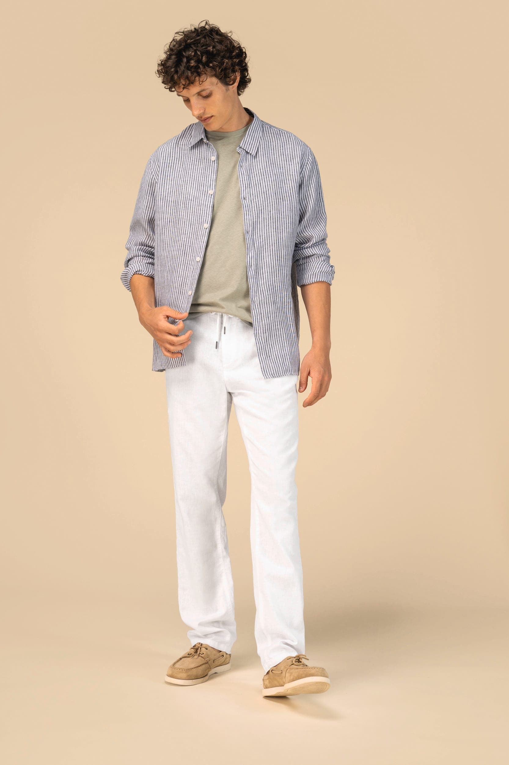 Pantalon écoresponsable en lin et coton bio homme en situation
