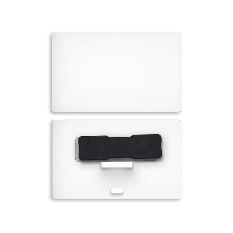 BADGE PLASTIQUE (PS) RECTANGLE 70x43mm AVEC AIMANT en situation