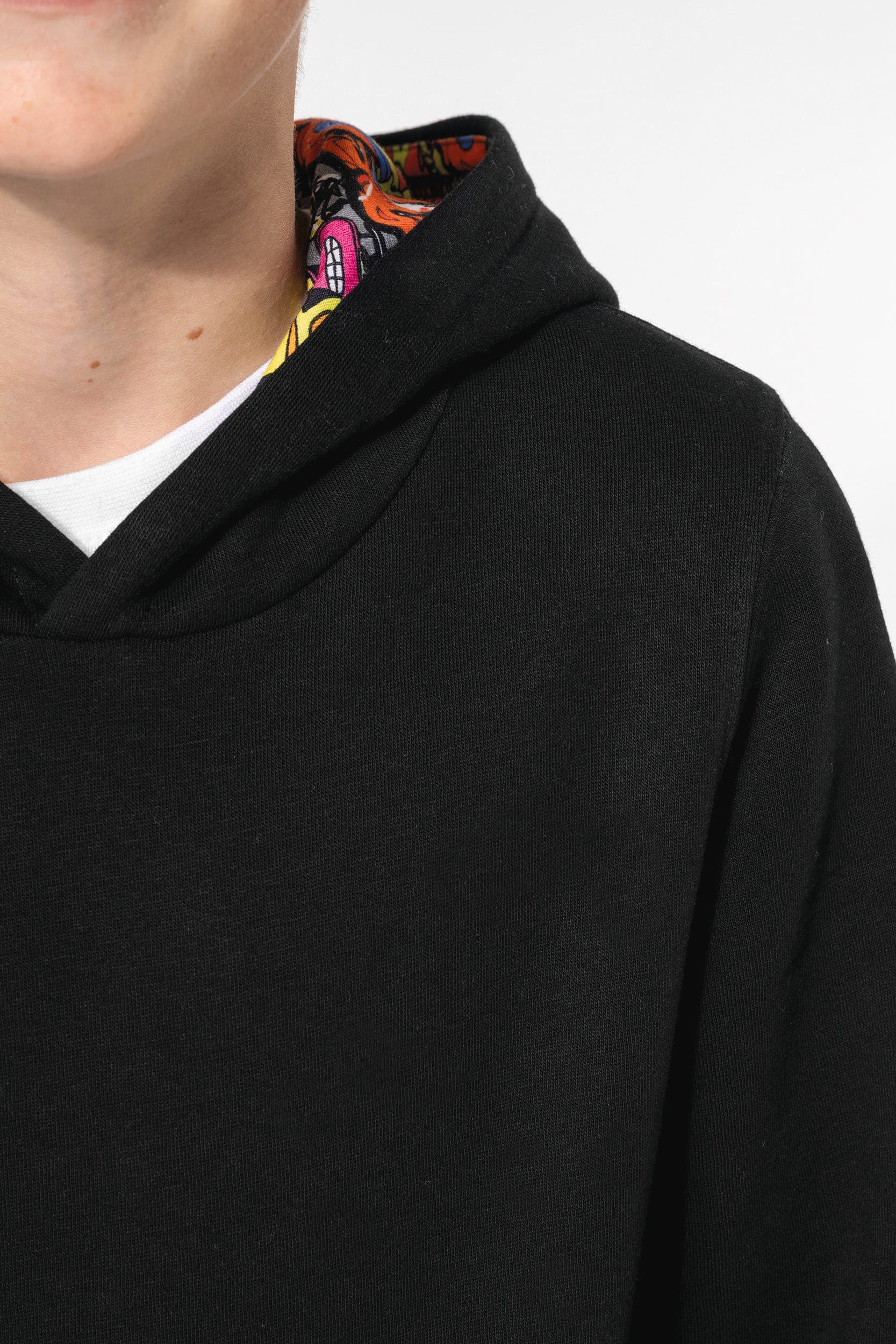 Sweat-shirt à capuche contrastée à motifs enfant unisexe en situation