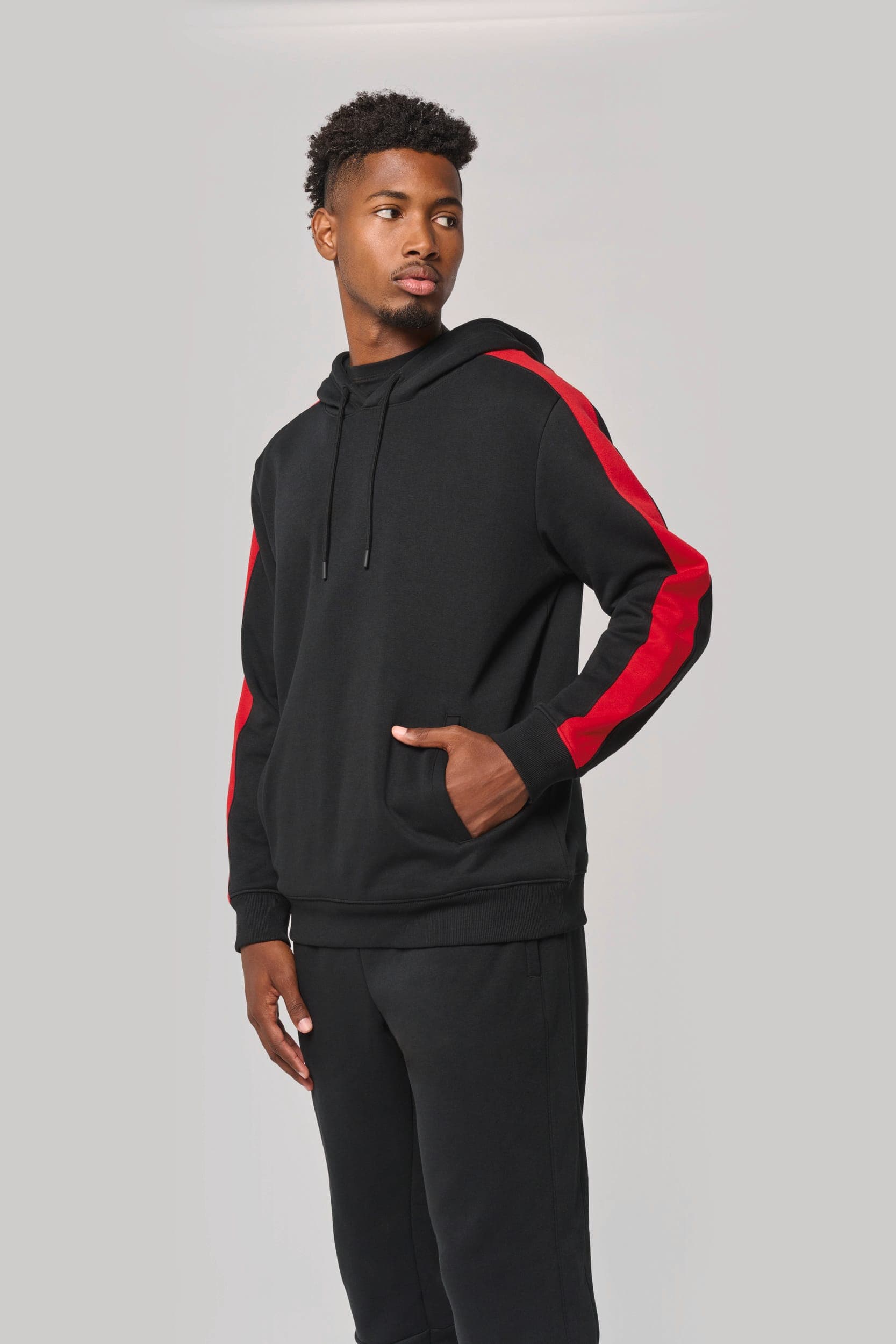 Sweat-shirt à capuche teamwear bicolore unisexe en situation