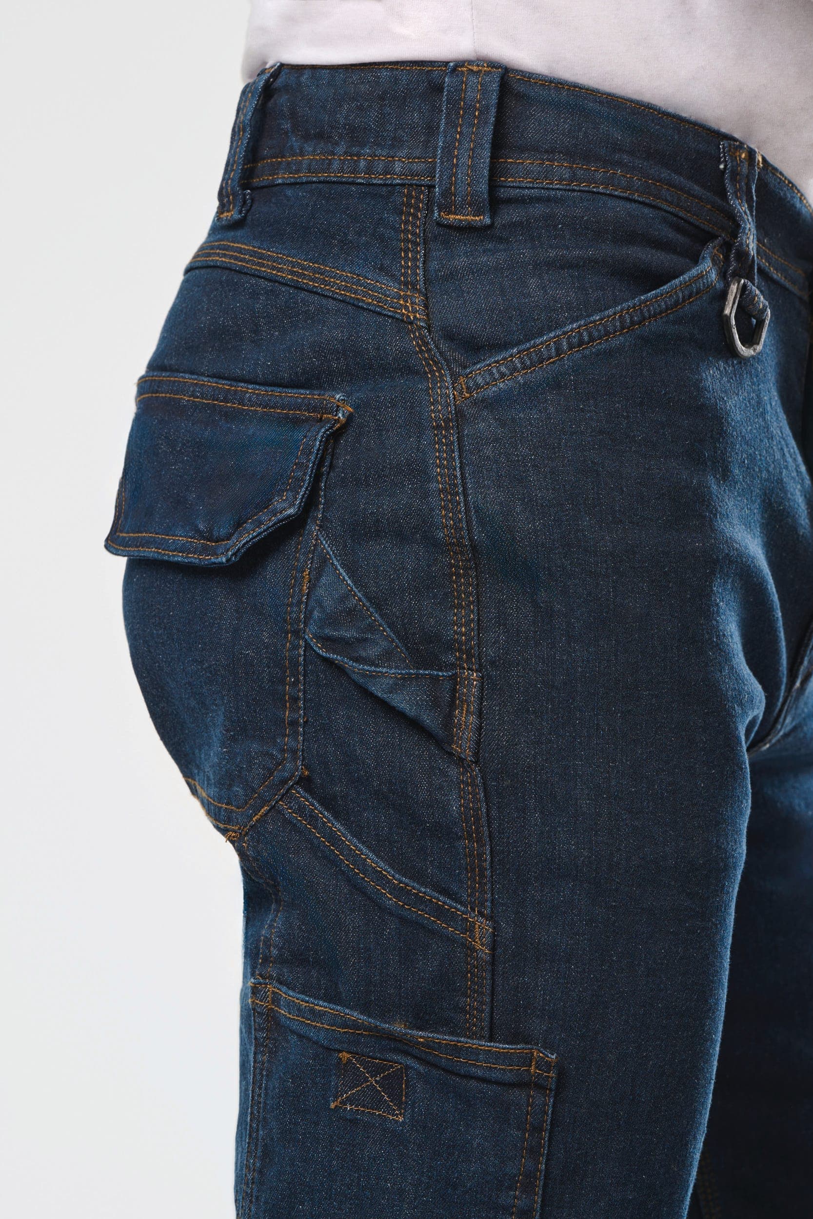 Pantalon Denim multipoches homme en situation