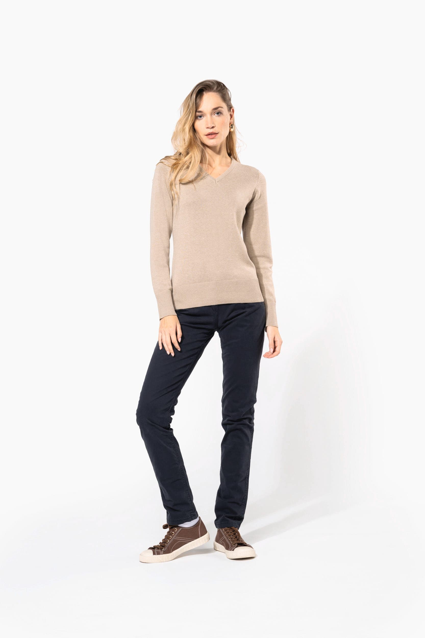 Pantalon chino femme en situation