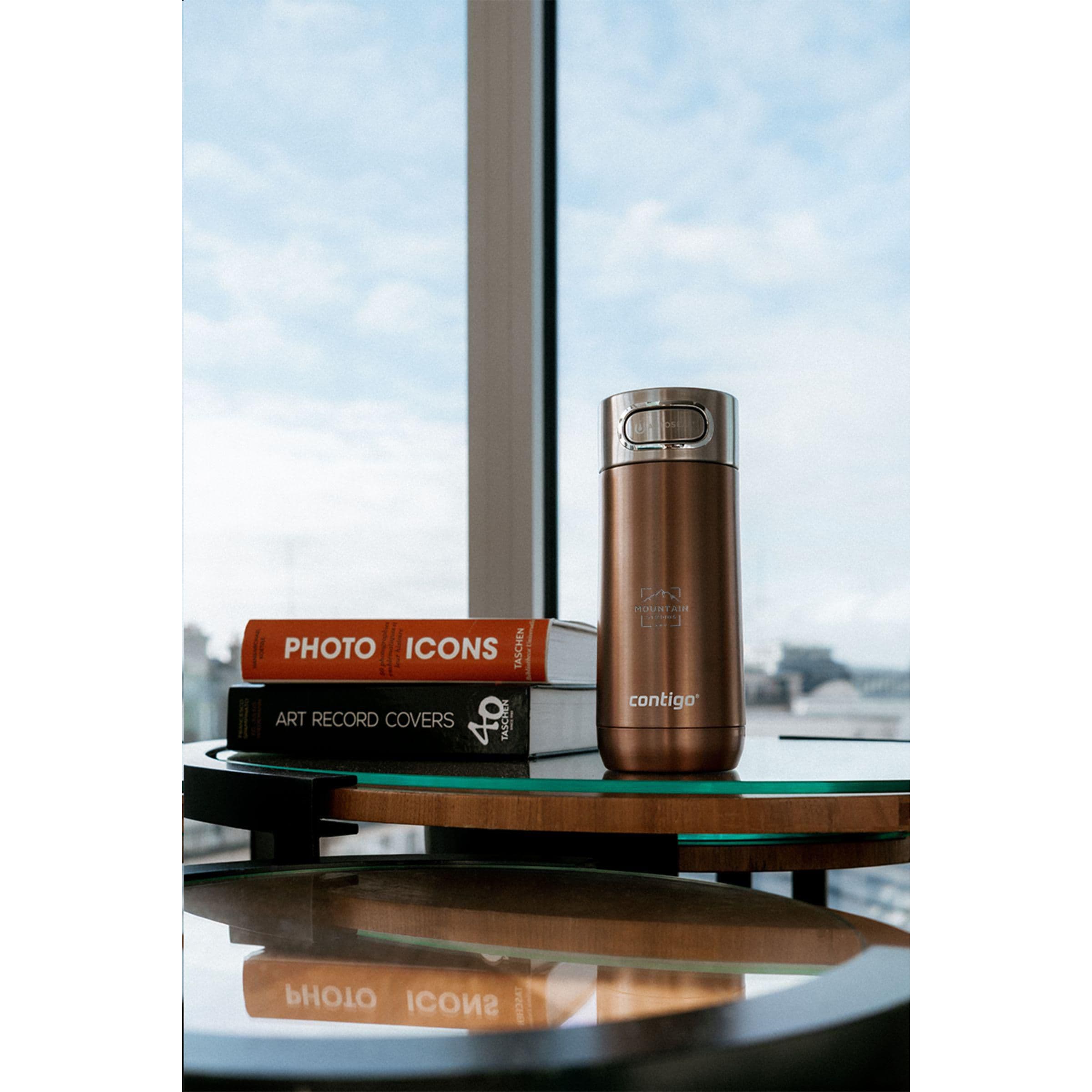 Gobelet thermos Contigo® Luxe AUTOSEAL® 360 ml en situation