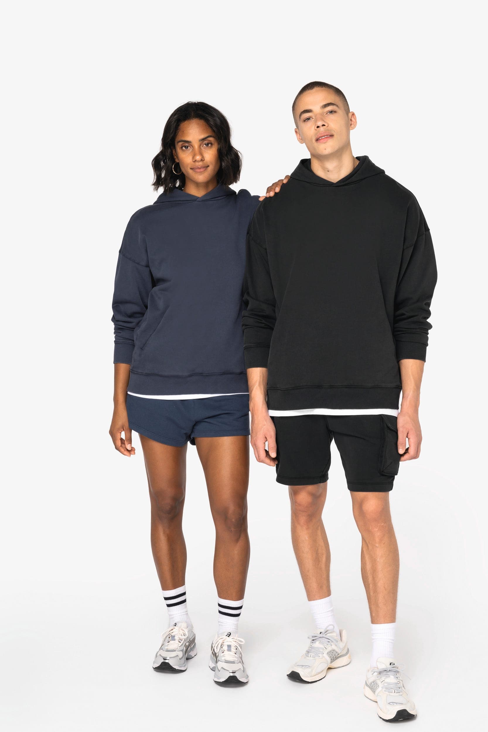Sweat-shirt écoresponsable à capuche délavé oversize unisexe en situation