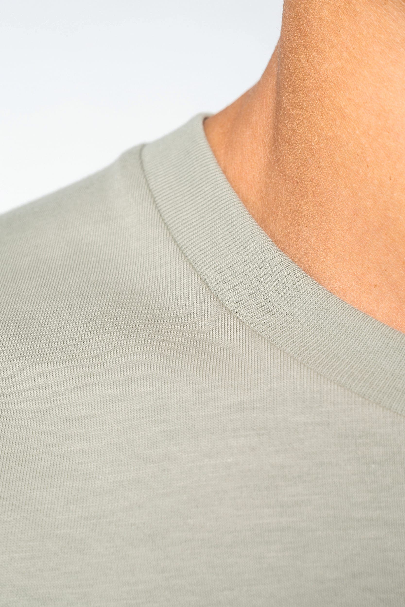 T-shirt écoresponsable boxy à épaules tombantes homme en situation