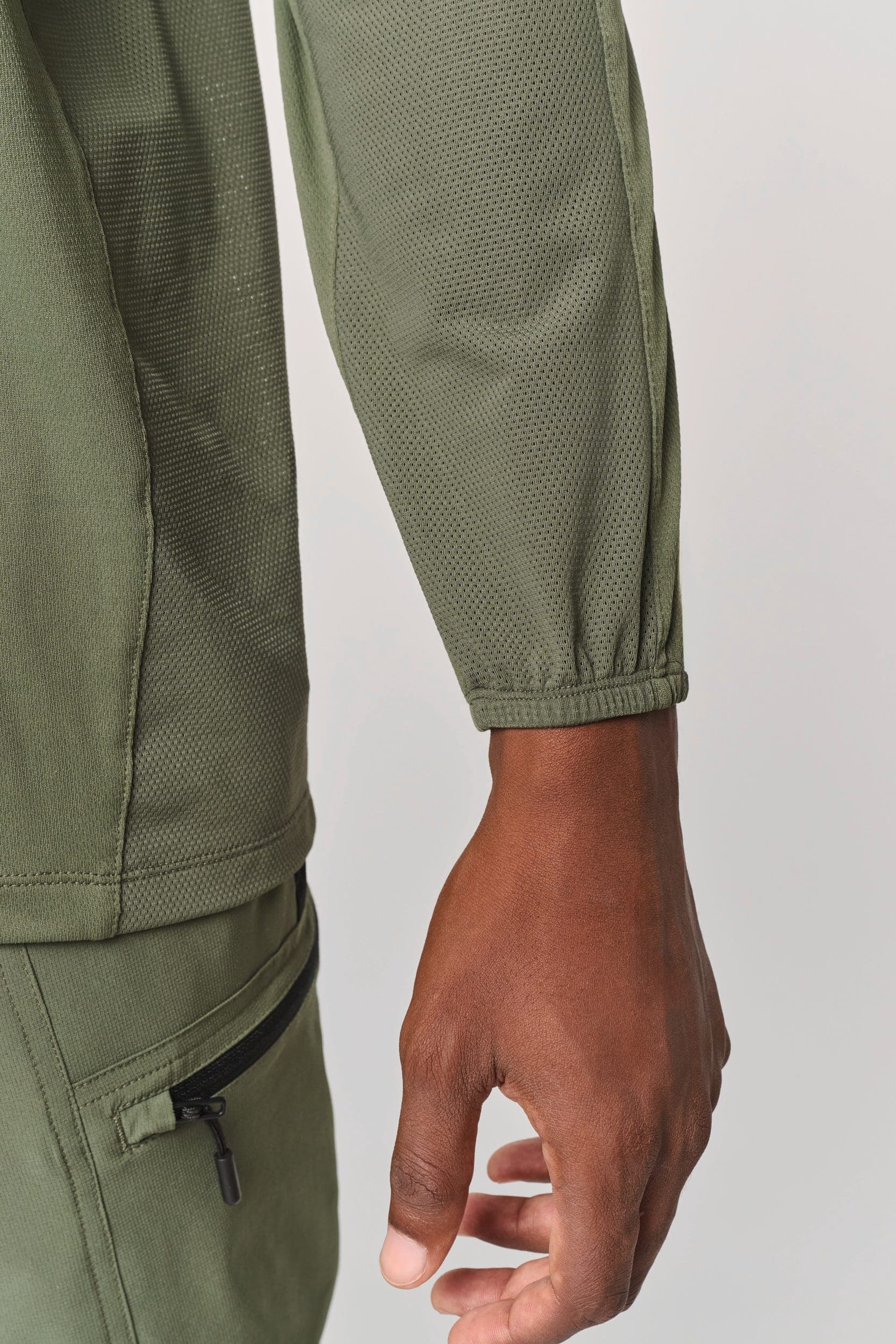 T-shirt outdoor col 1/4 zip manches longues unisexe en situation