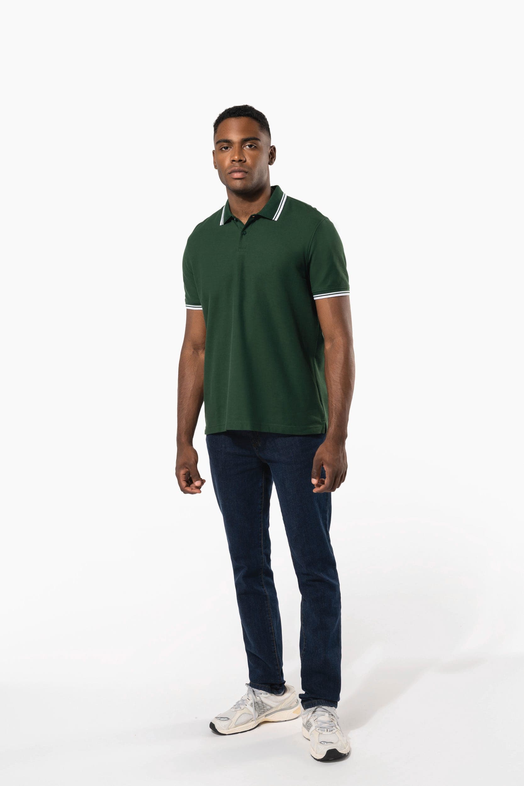 Polo homme manches courtes à liserés contrastés en situation