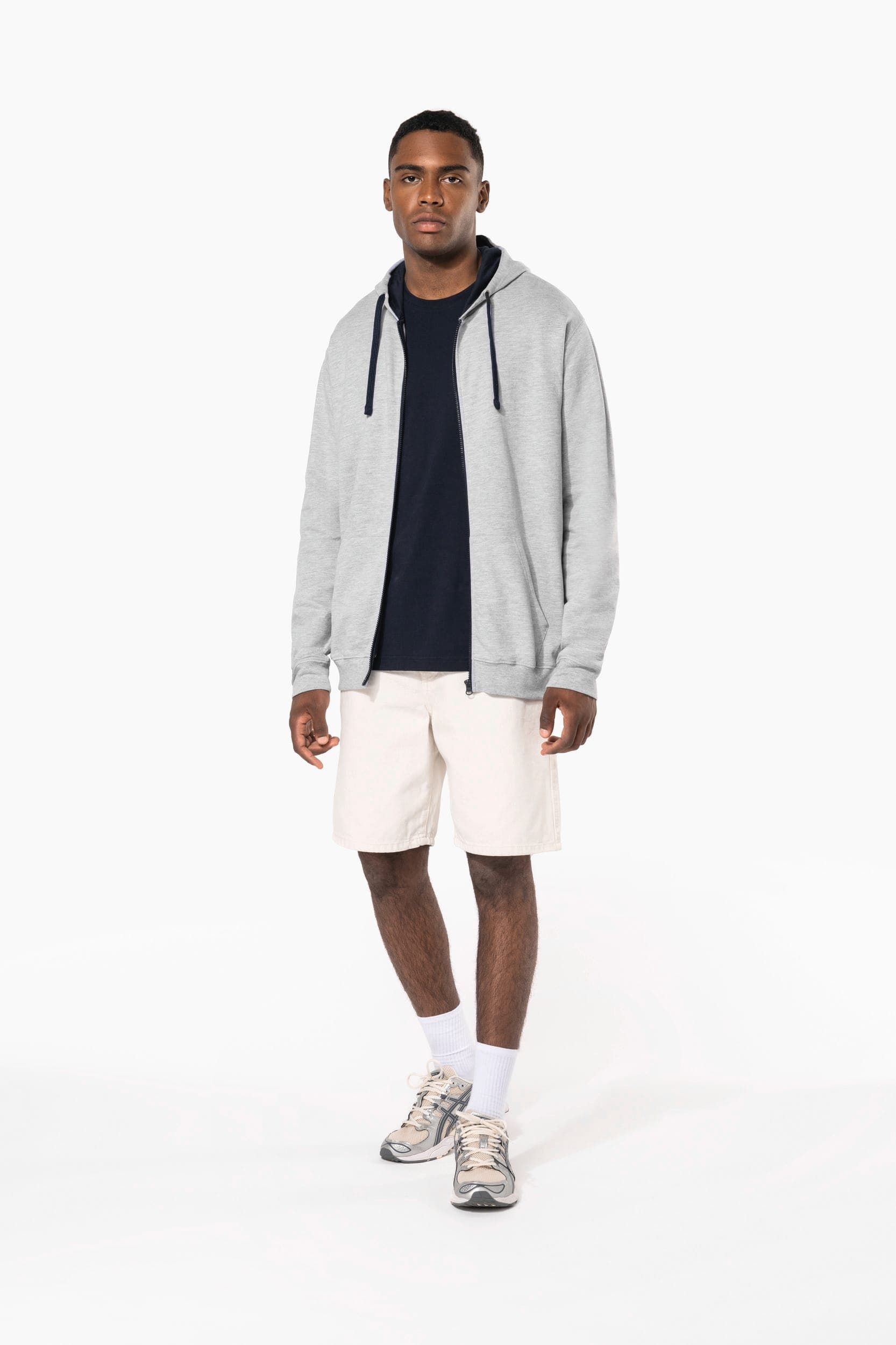 Sweat-shirt zippé capuche contrastée en situation