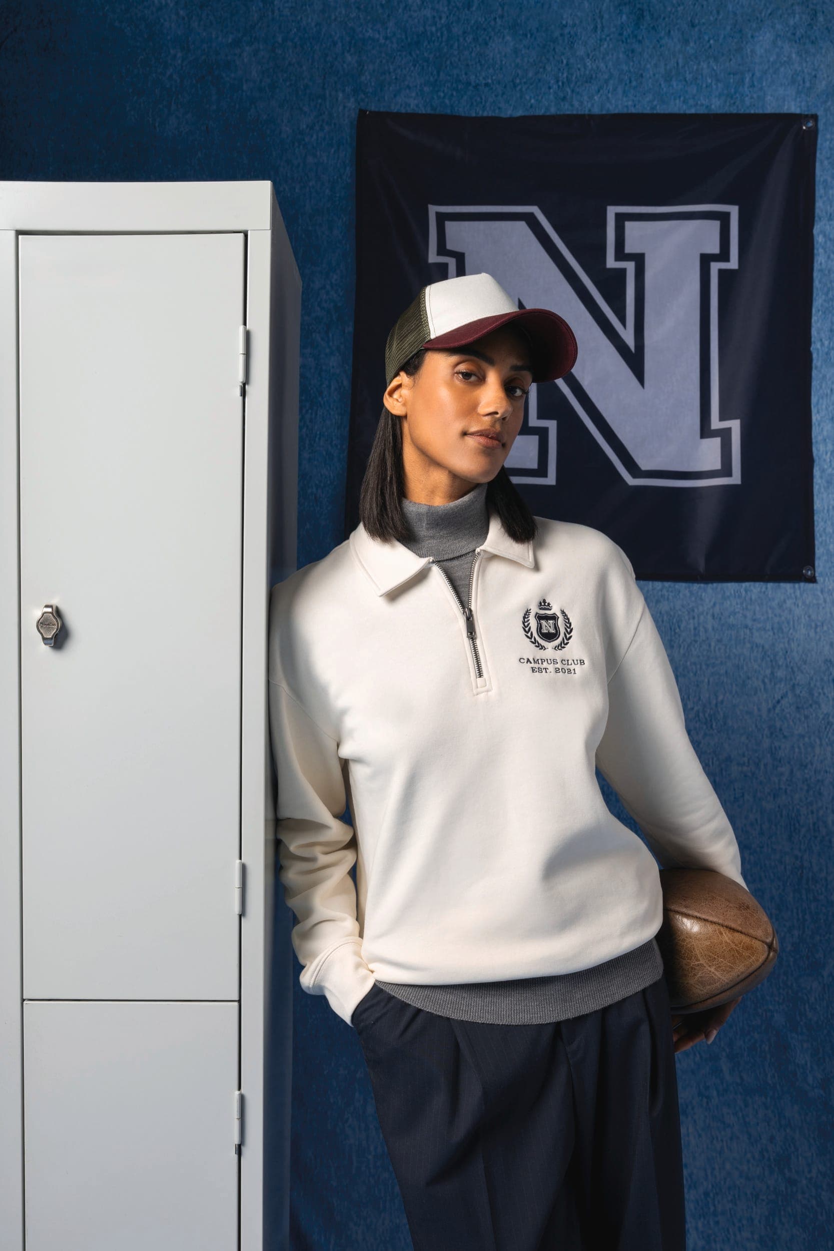 Sweat-shirt écoresponsable quart zip col polo à épaules tombantes unisexe en situation