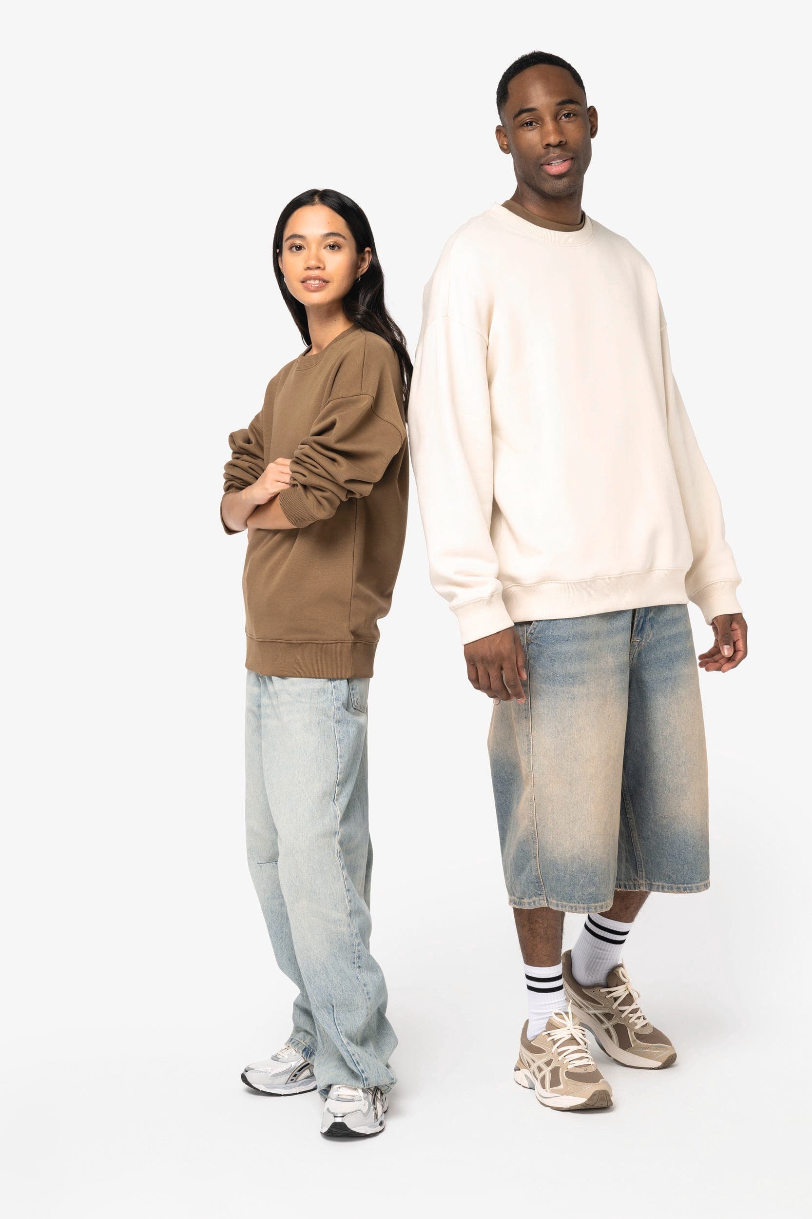 Sweat-shirt écoresponsable à col rond oversize unisexe en situation