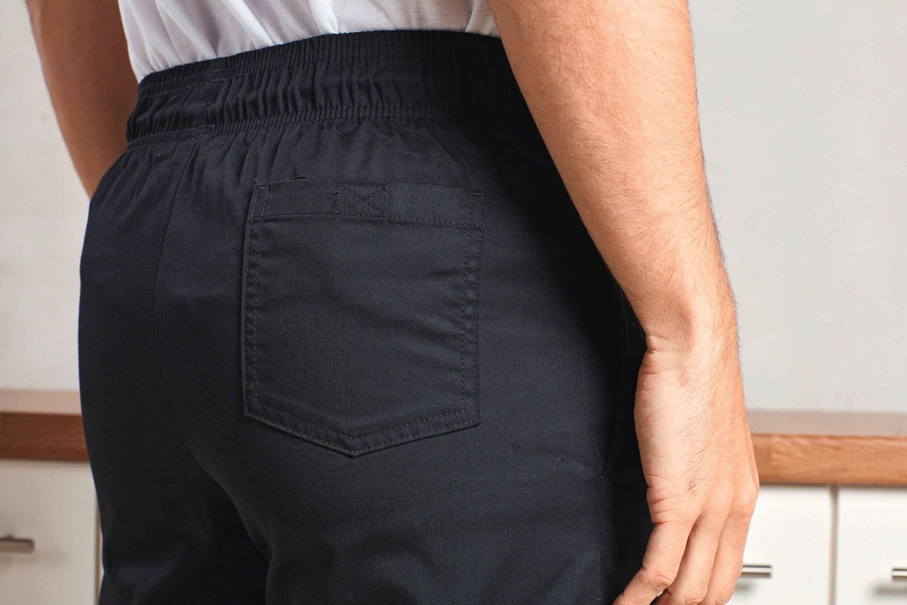Pantalon de chef "Essential" en situation
