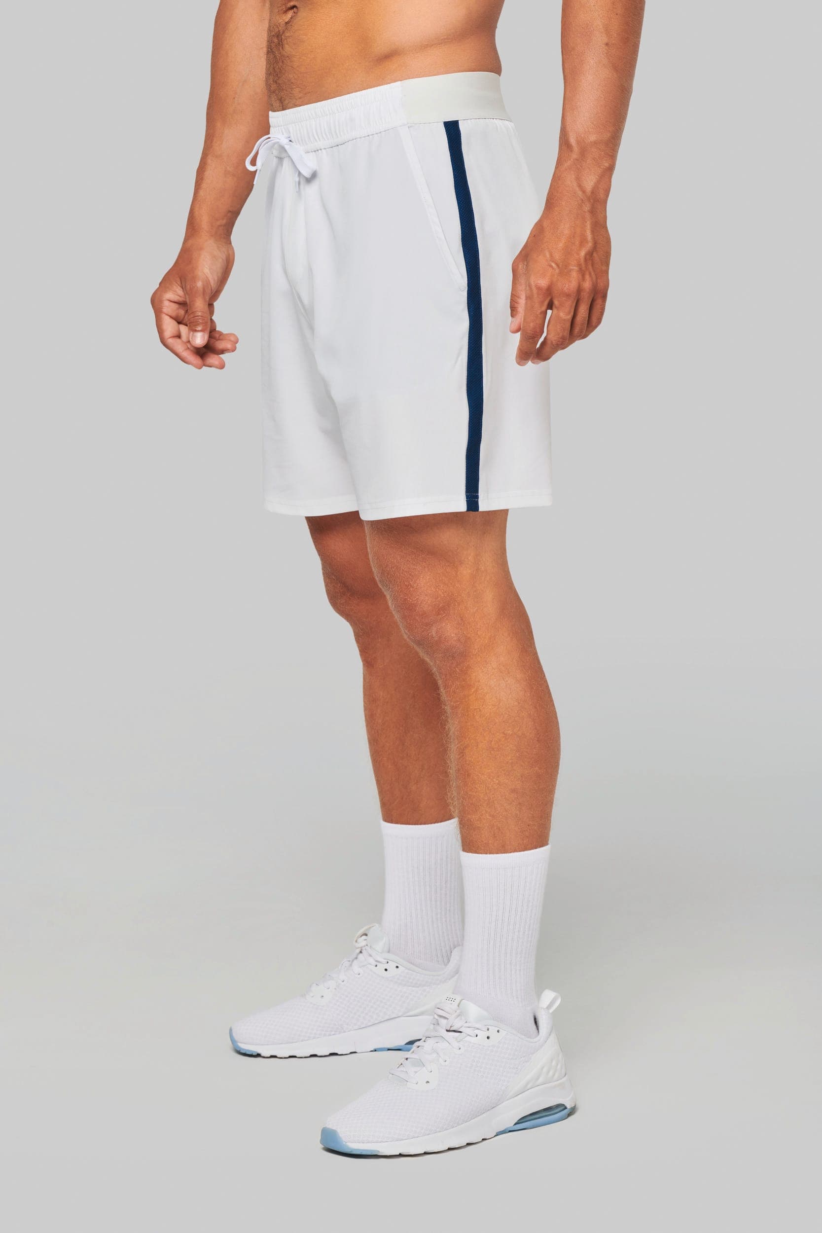 Short de padel bicolore homme en situation