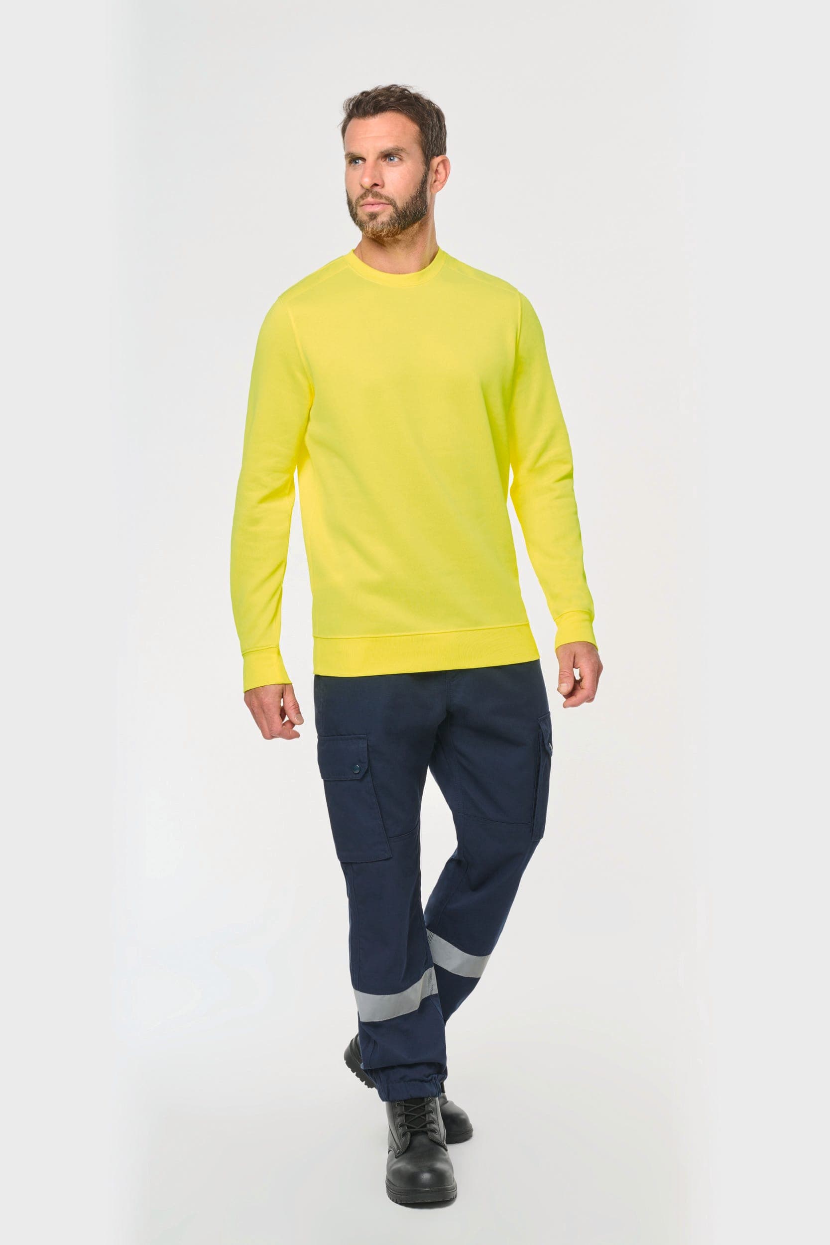 Sweat-shirt unisexe écoresponsable polyester/coton en situation