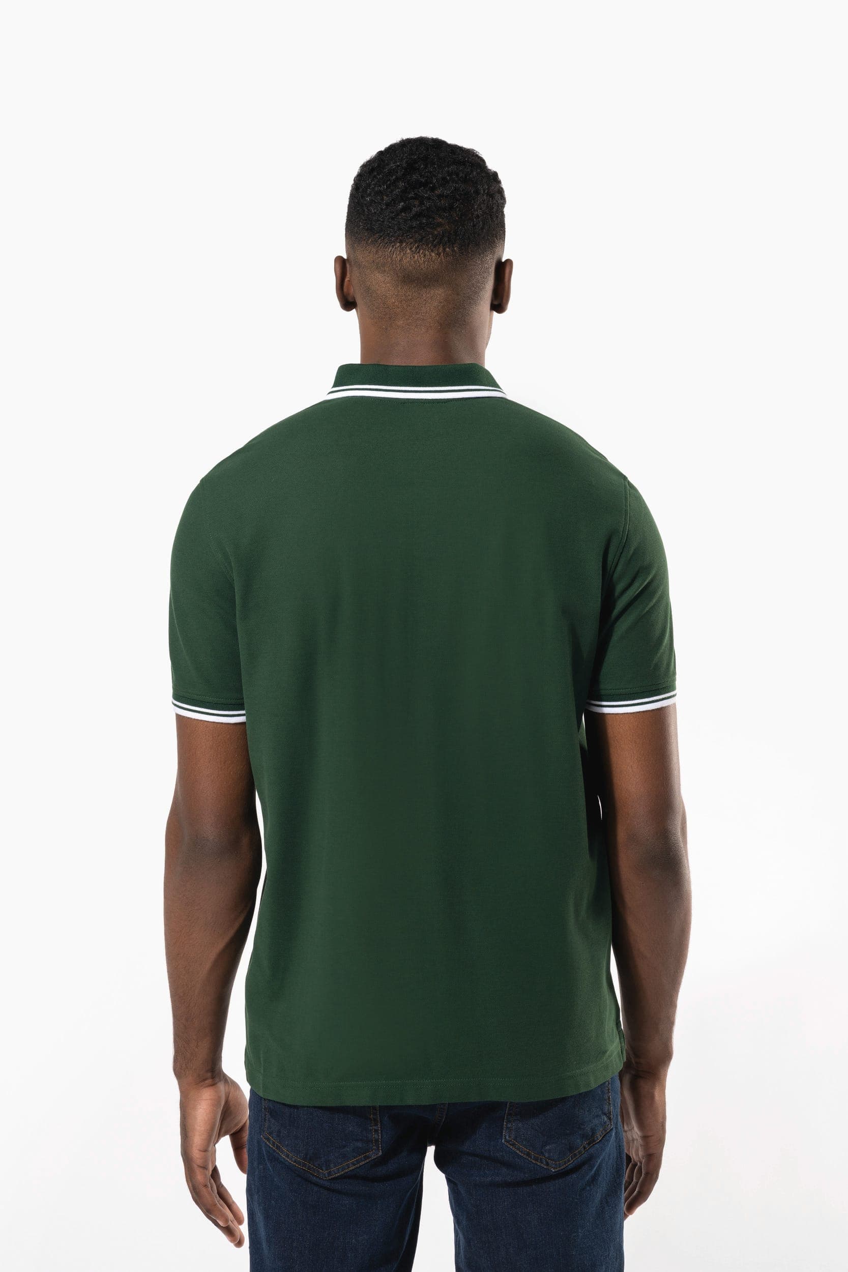 Polo homme manches courtes à liserés contrastés en situation