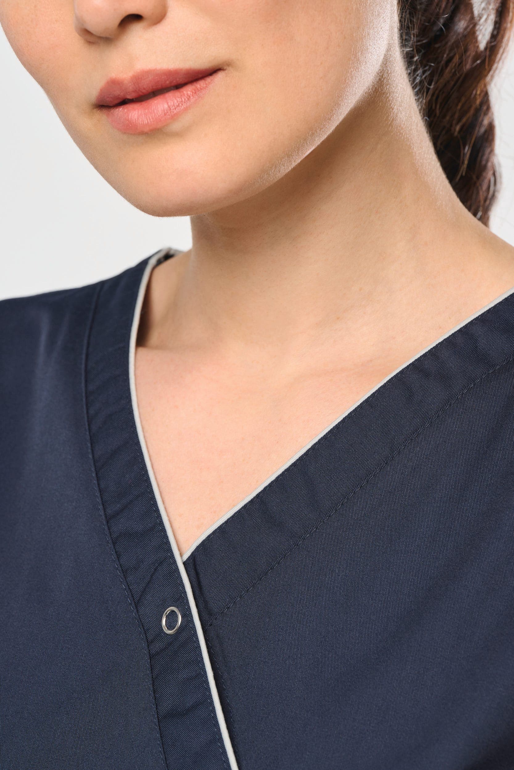 Blouse polycoton avec boutons-pression femme en situation