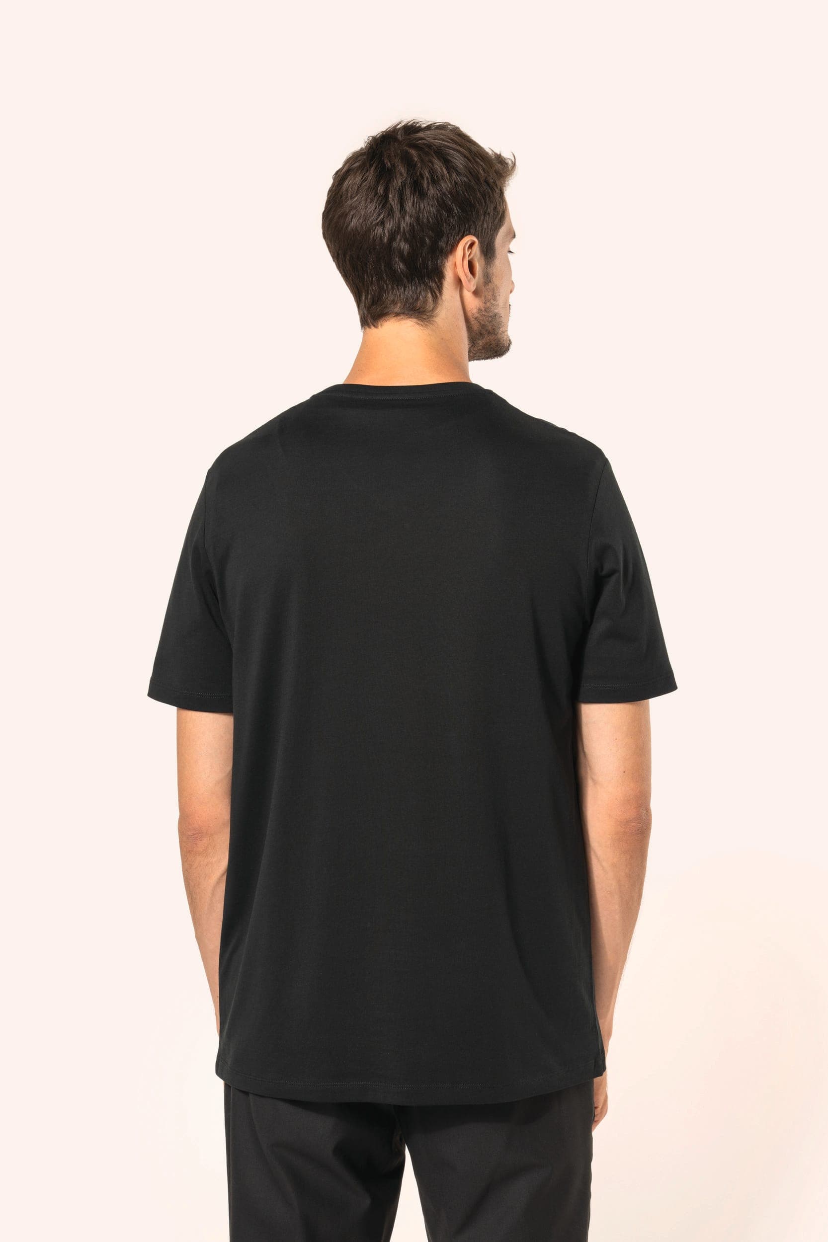 T-shirt Supima® col V manches courtes homme en situation