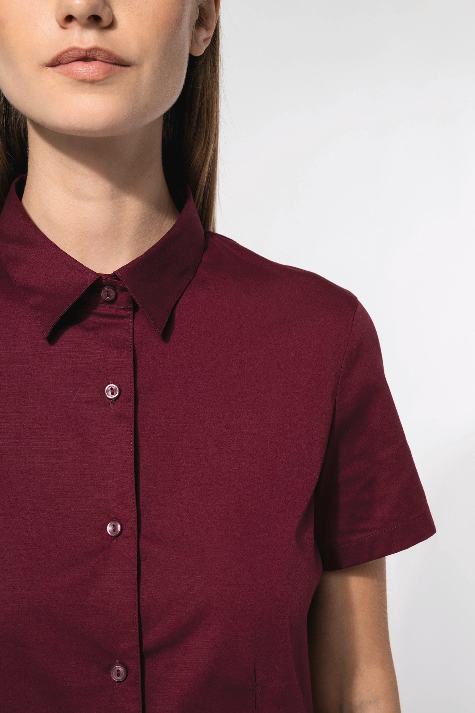 Chemise coton / élasthanne manches courtes femme en situation