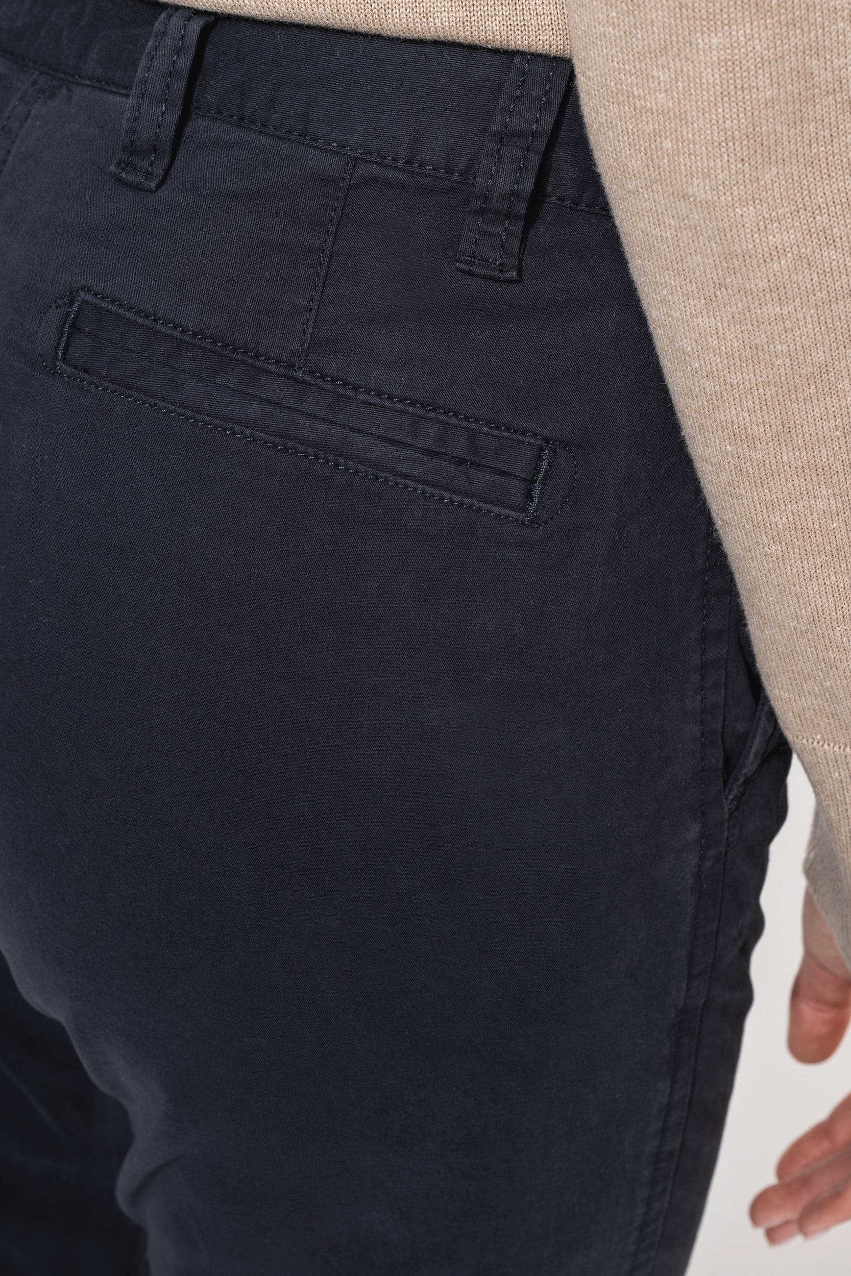Pantalon chino femme en situation