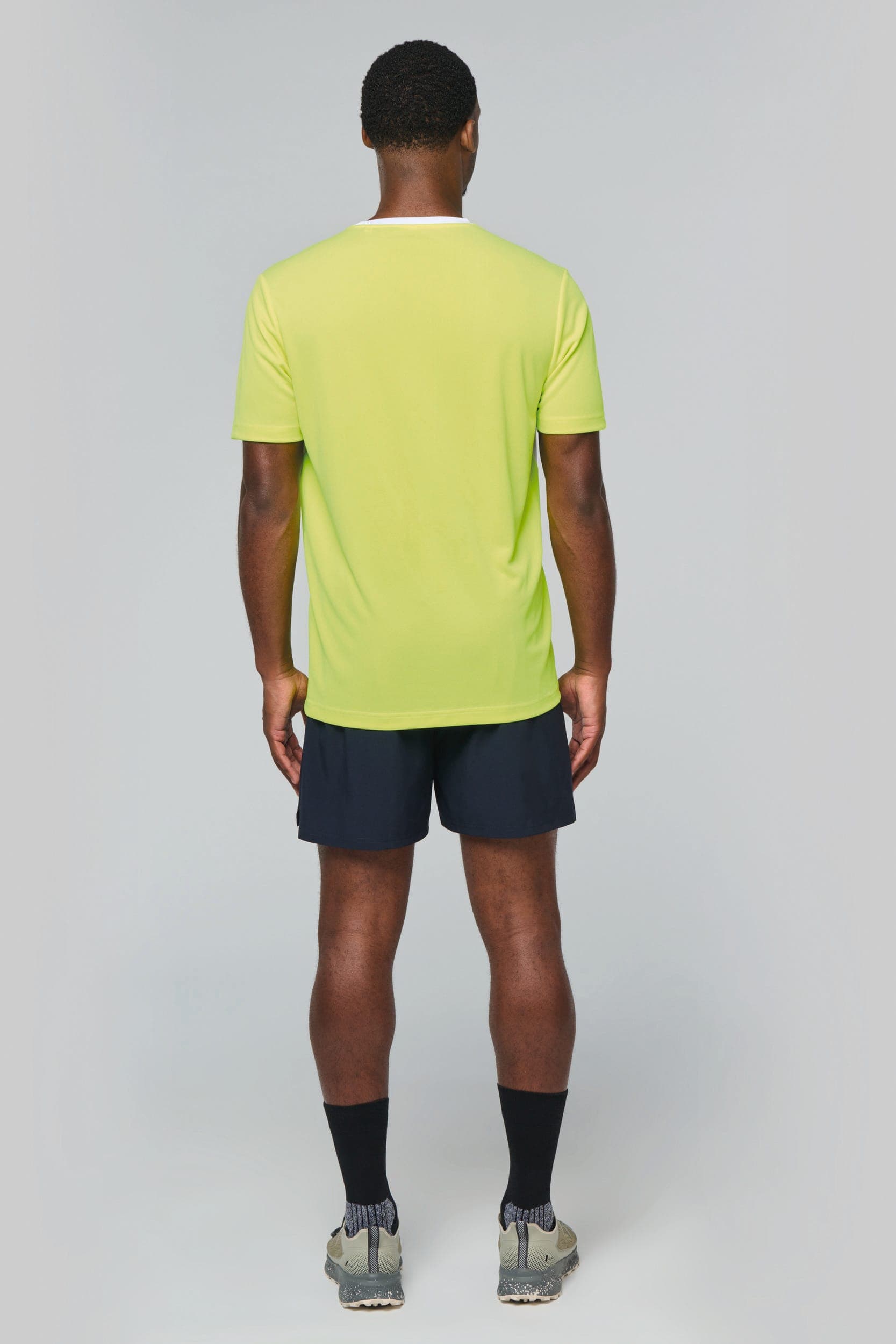 T-shirt de sport écoresponsable bicolore homme en situation