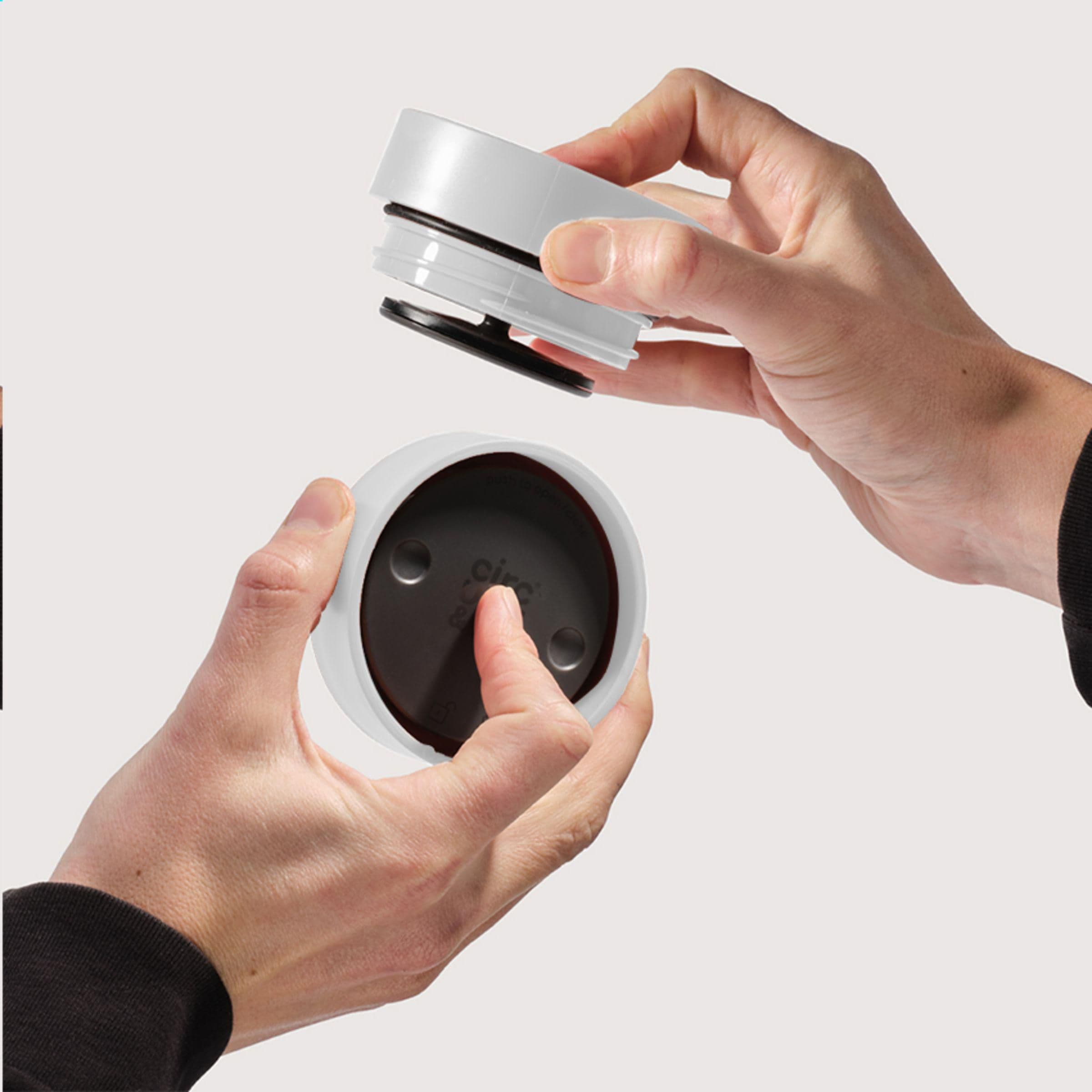 Mug Circular&Co café recyclé 340 ml en situation