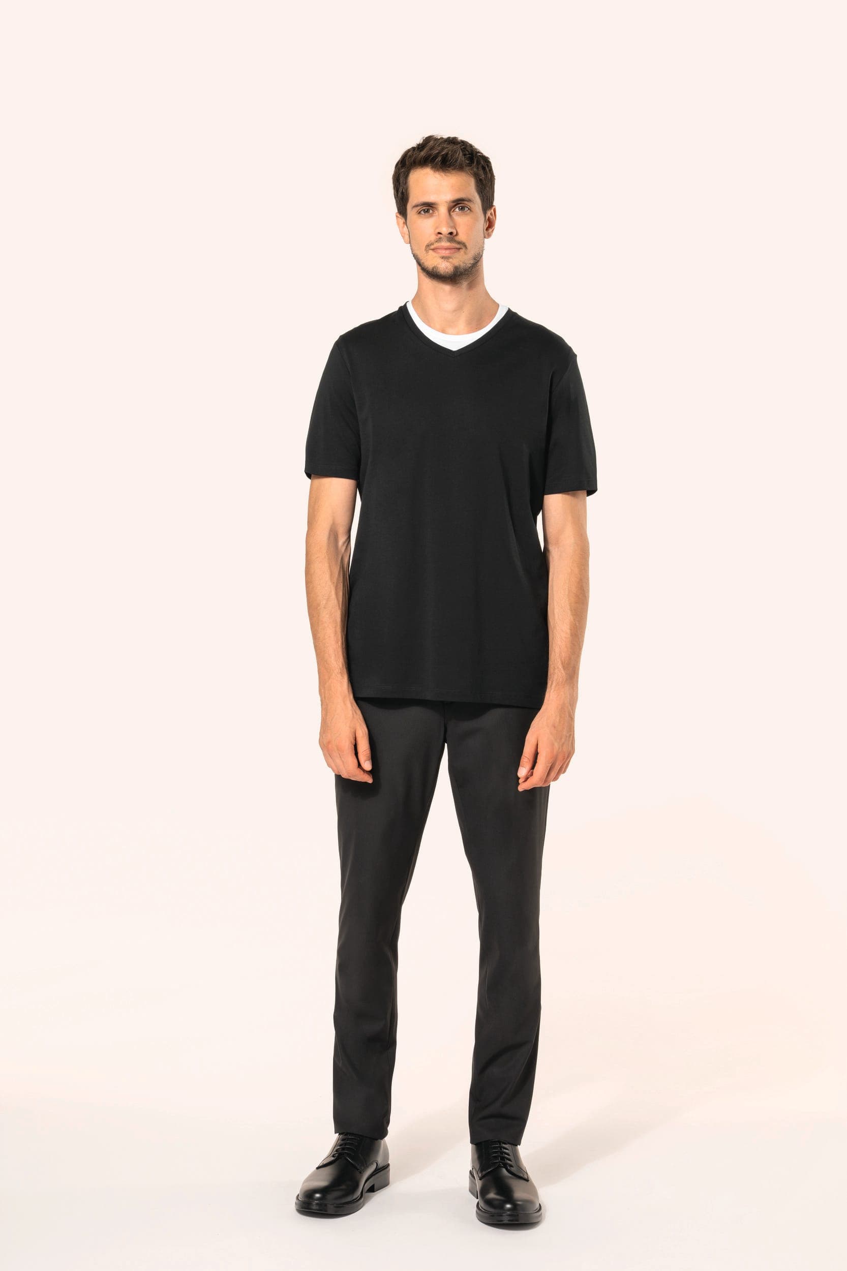 T-shirt Supima® col V manches courtes homme en situation
