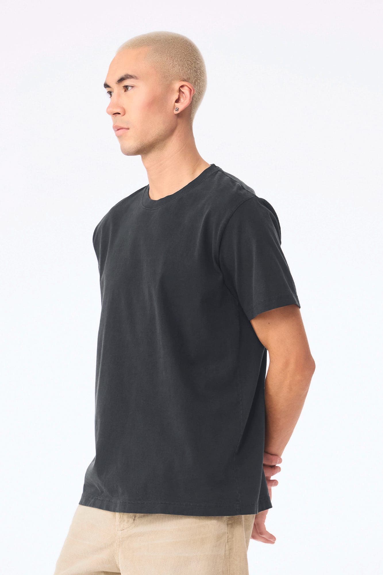 T-shirt délavé épais unisexe en situation
